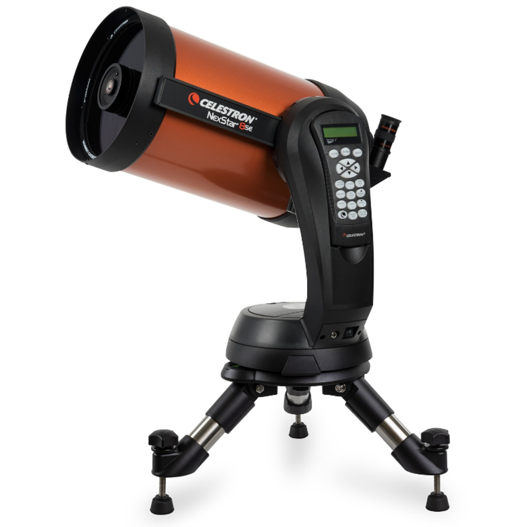 Ein Celestron-Teleskop auf einem Stativ. Das Teleskop ist orange und schwarz. Es hat ein Bedienfeld und befindet sich auf weißem Hintergrund.