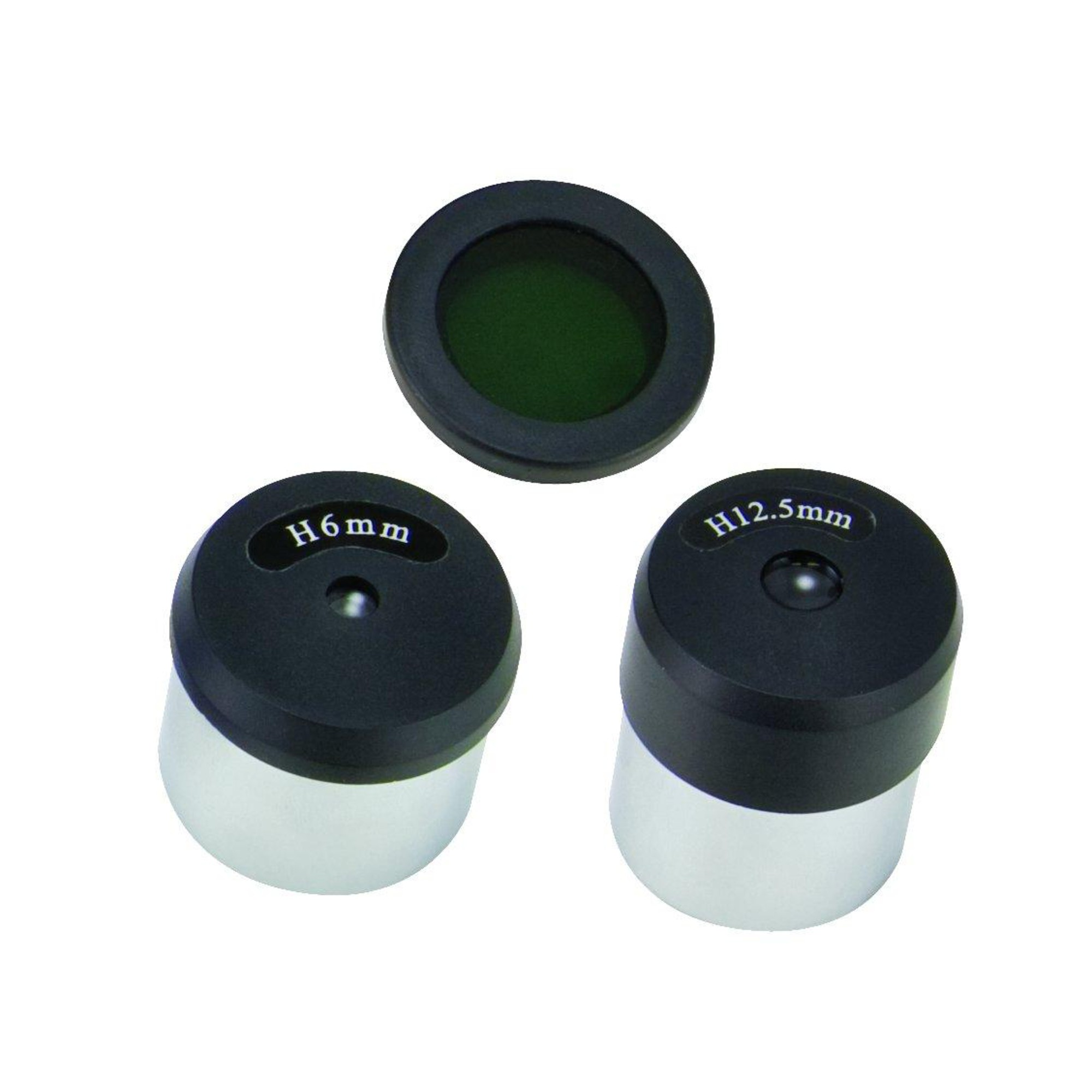 Drei Teleskopokulare auf weißem Hintergrund. Zwei sind mit 'H6mm' und 'H12,5mm' beschriftet. Ein Grünfilter.