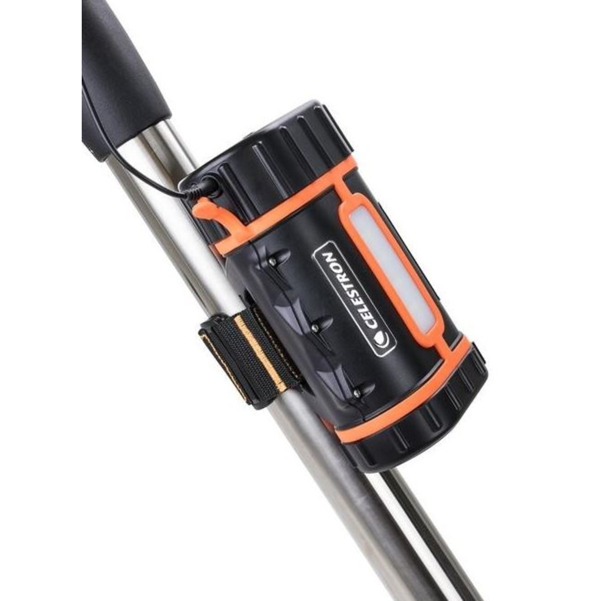 Ein schwarzes und orangefarbenes Gerät mit dem Wort CELESTRON ist mit einem Riemen an einer Metallstange befestigt.