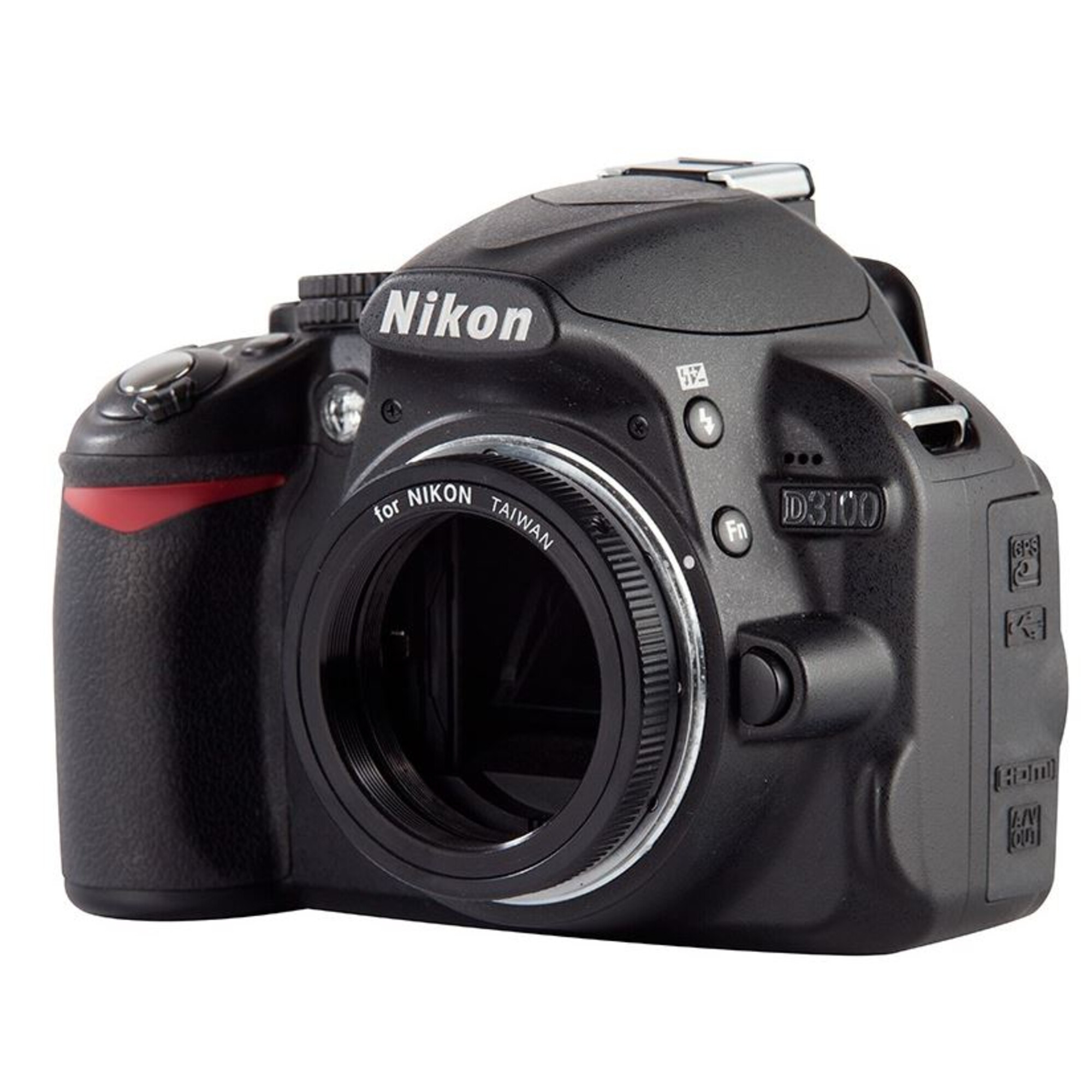Eine schwarze Nikon D3100 Kamera auf weißem Hintergrund. Es hat ein Objektiv und verschiedene Tasten. Der Markenname ist sichtbar.