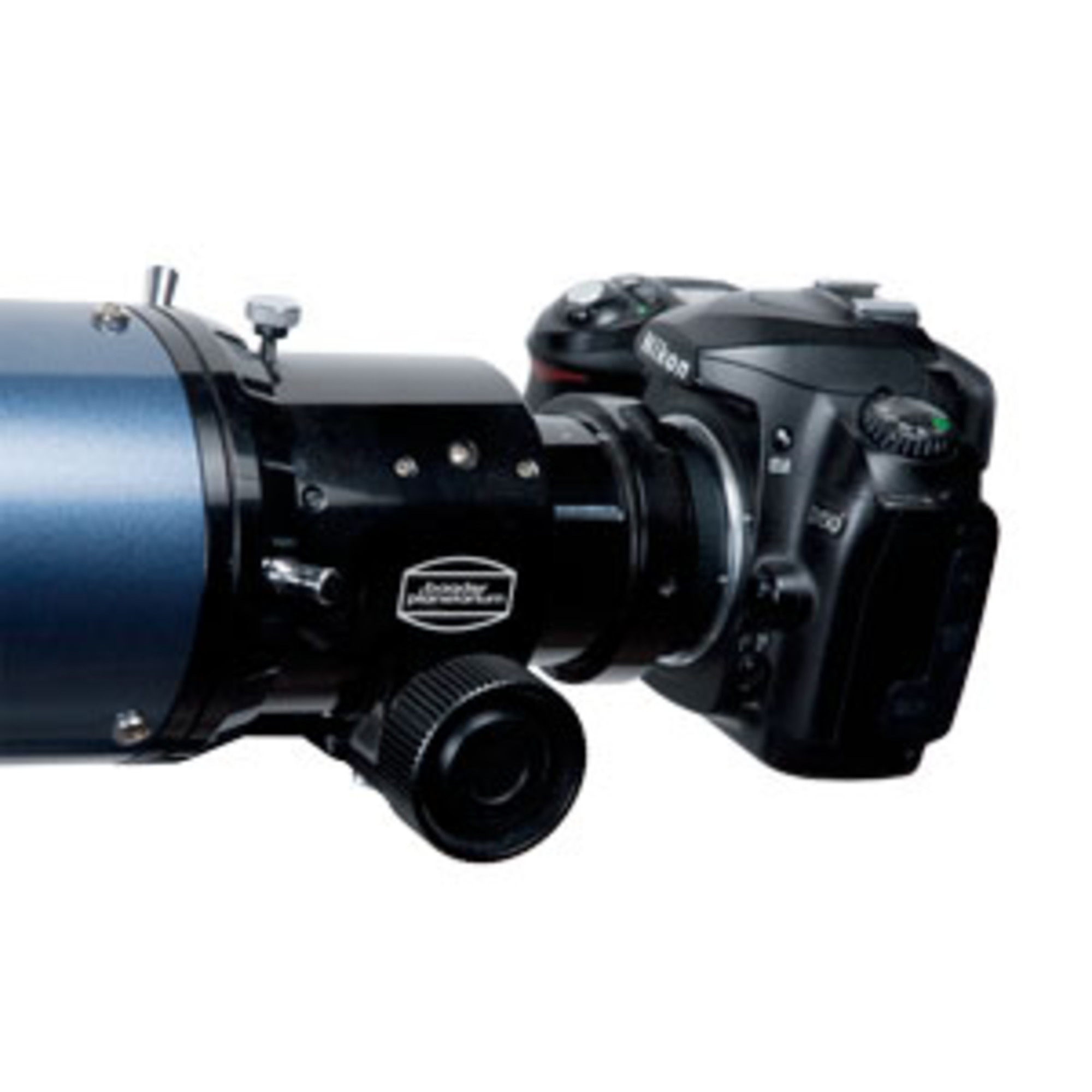 Ein Teleskop, das an eine Nikon DSLR-Kamera angeschlossen ist. Das Teleskop ist blau und schwarz, die Kamera ist schwarz.