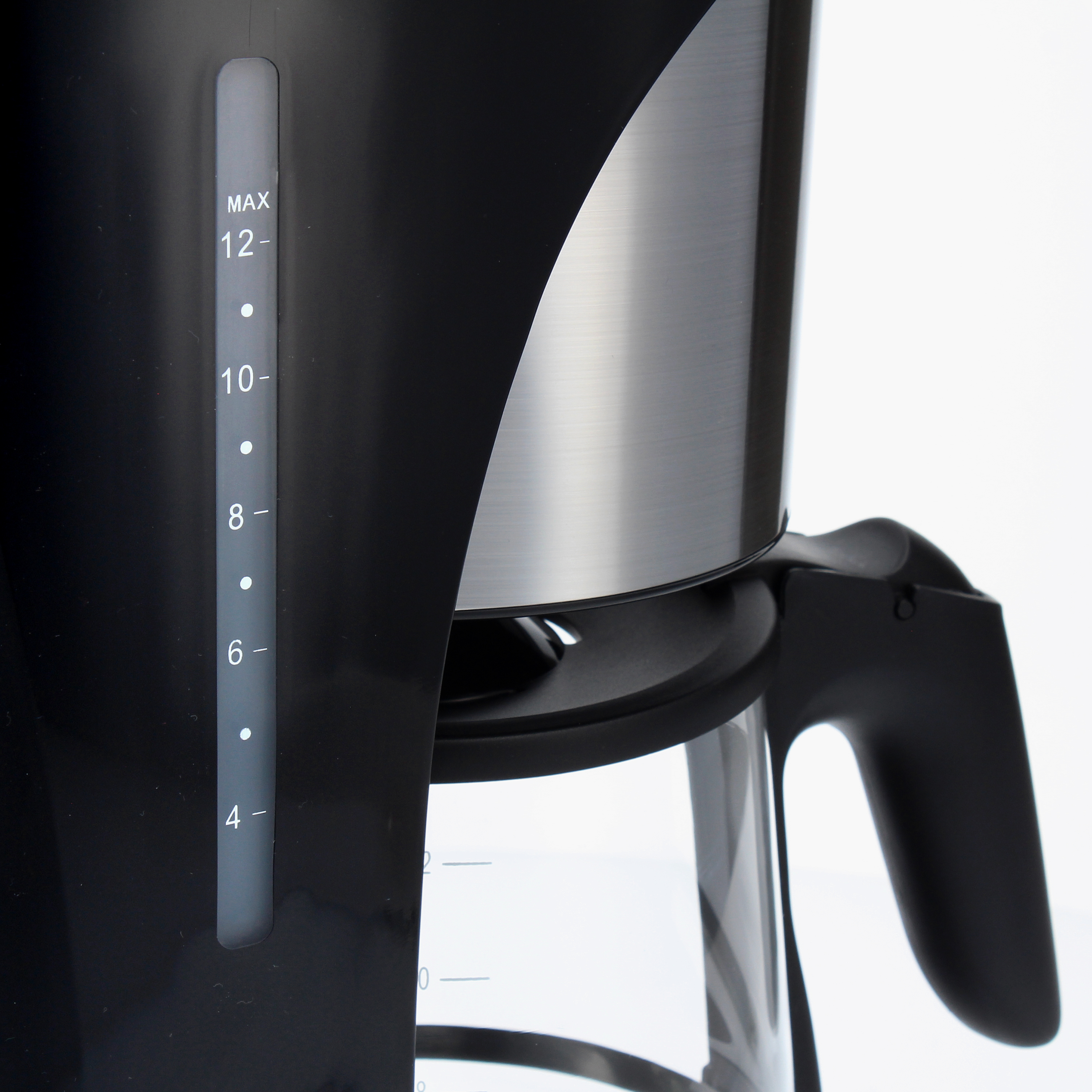 Primer plano de una cafetera negra con marcas de nivel de agua. El fondo es blanco.