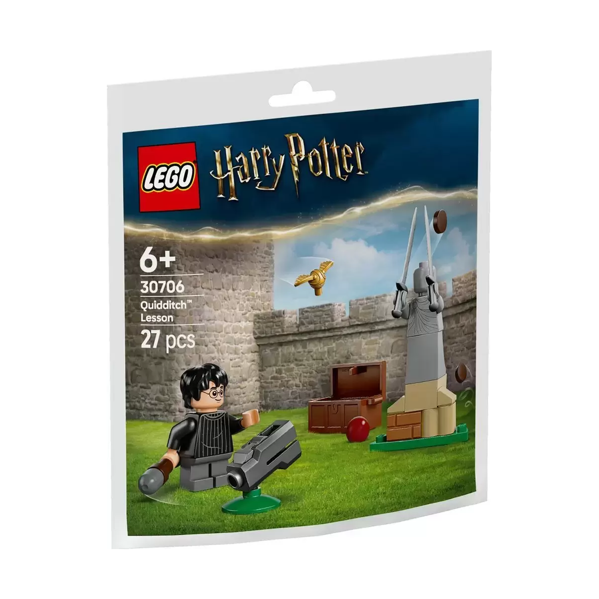 Zestaw Lego Harry Potter Quidditch w plastikowej torbie. Zawiera Harry'ego, posąg, skrzynię i złoty znicz. Tło to zamek.