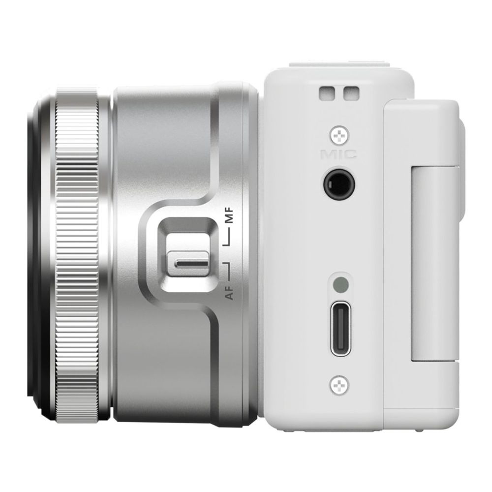 Una cámara digital blanca y plateada. La lente es plateada, y el cuerpo es blanco. La cámara tiene una entrada de micrófono y varios puertos.