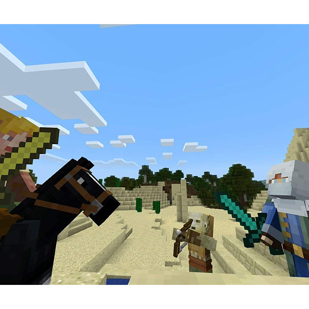 Scena di Minecraft: un cavallo e un cavaliere affrontano un personaggio con una spada. Un'altra figura con un arco è in un paesaggio desertico.