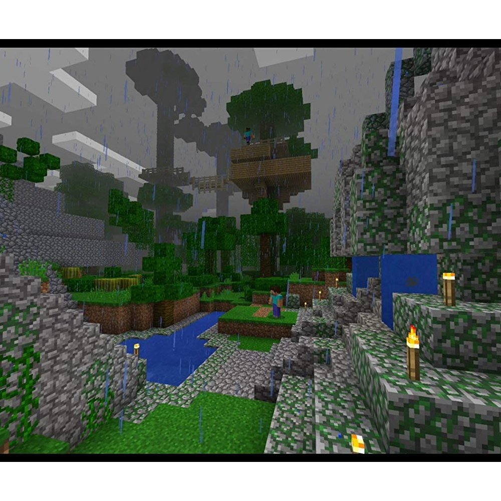 Scena di Minecraft con una casa sull'albero, un fiume e personaggi pixelati. Sta piovendo. Alberi verdi e strutture in pietra sono visibili.