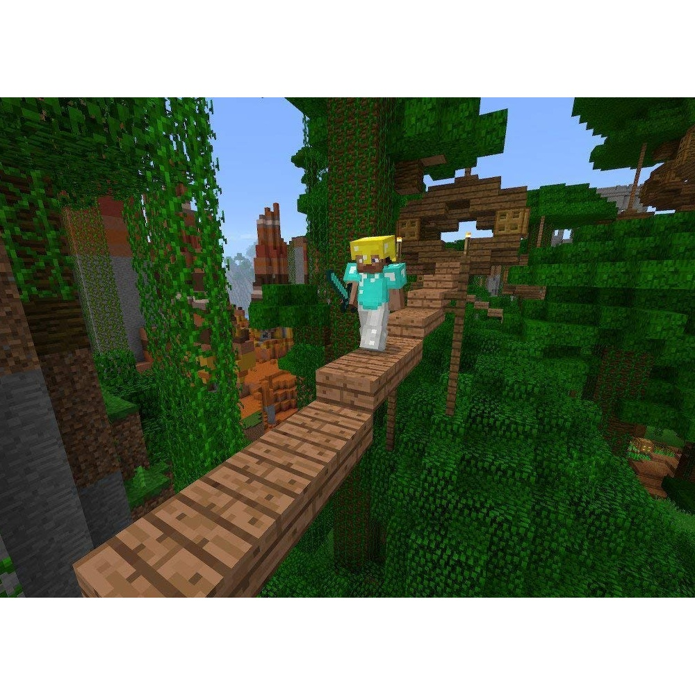 Un personaggio di Minecraft è in piedi su un ponte di legno in una giungla, con una spada in mano. Il fogliame verde circonda il ponte e lo sfondo.