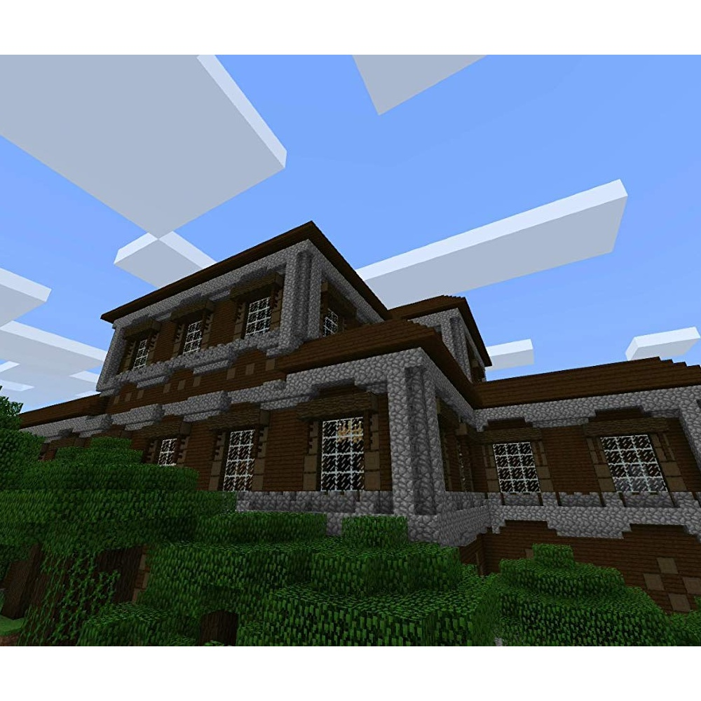 Una casa in stile Minecraft con tetto marrone, muri in pietra e molte finestre. Alberi verdi davanti e cielo blu con nuvole dietro.