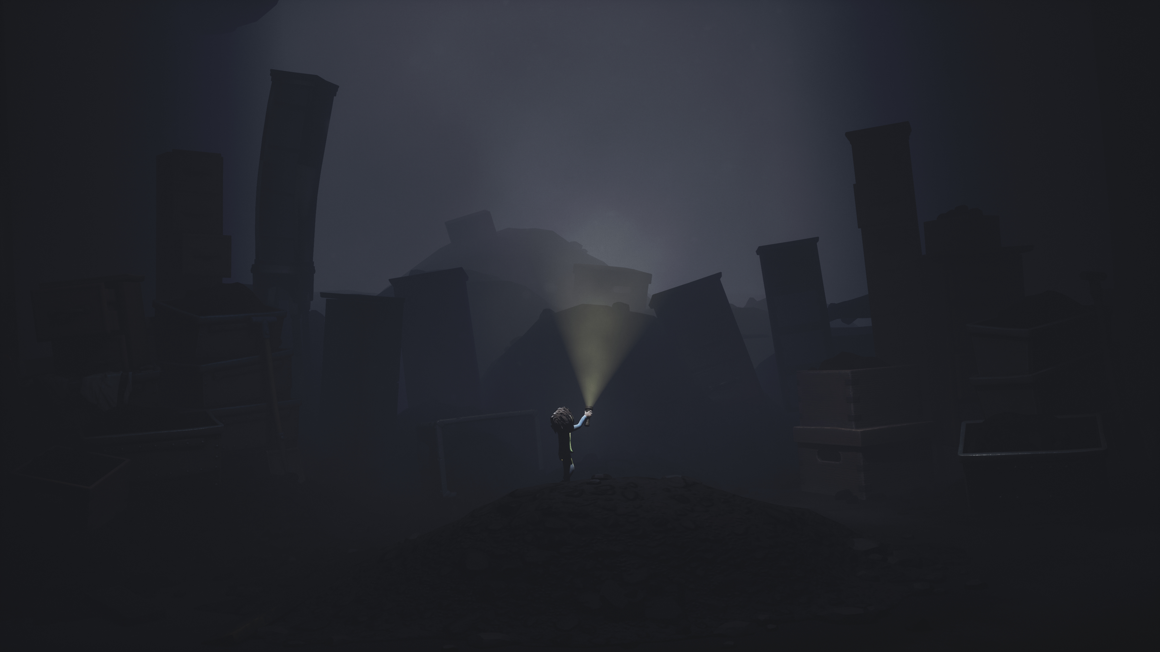 Una figura con una torcia si trova in un ambiente buio e nebbioso con grandi strutture oscure e astratte. La luce illumina il cammino.