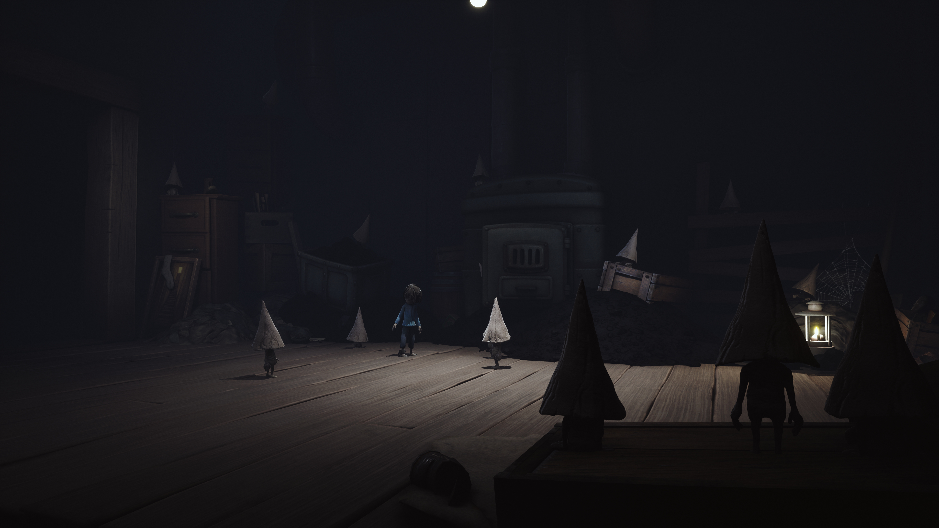 Una scena oscura e inquietante con un bambino e diverse figure a forma di cono. Pavimento in legno, illuminazione fioca e una fonte di luce distante.