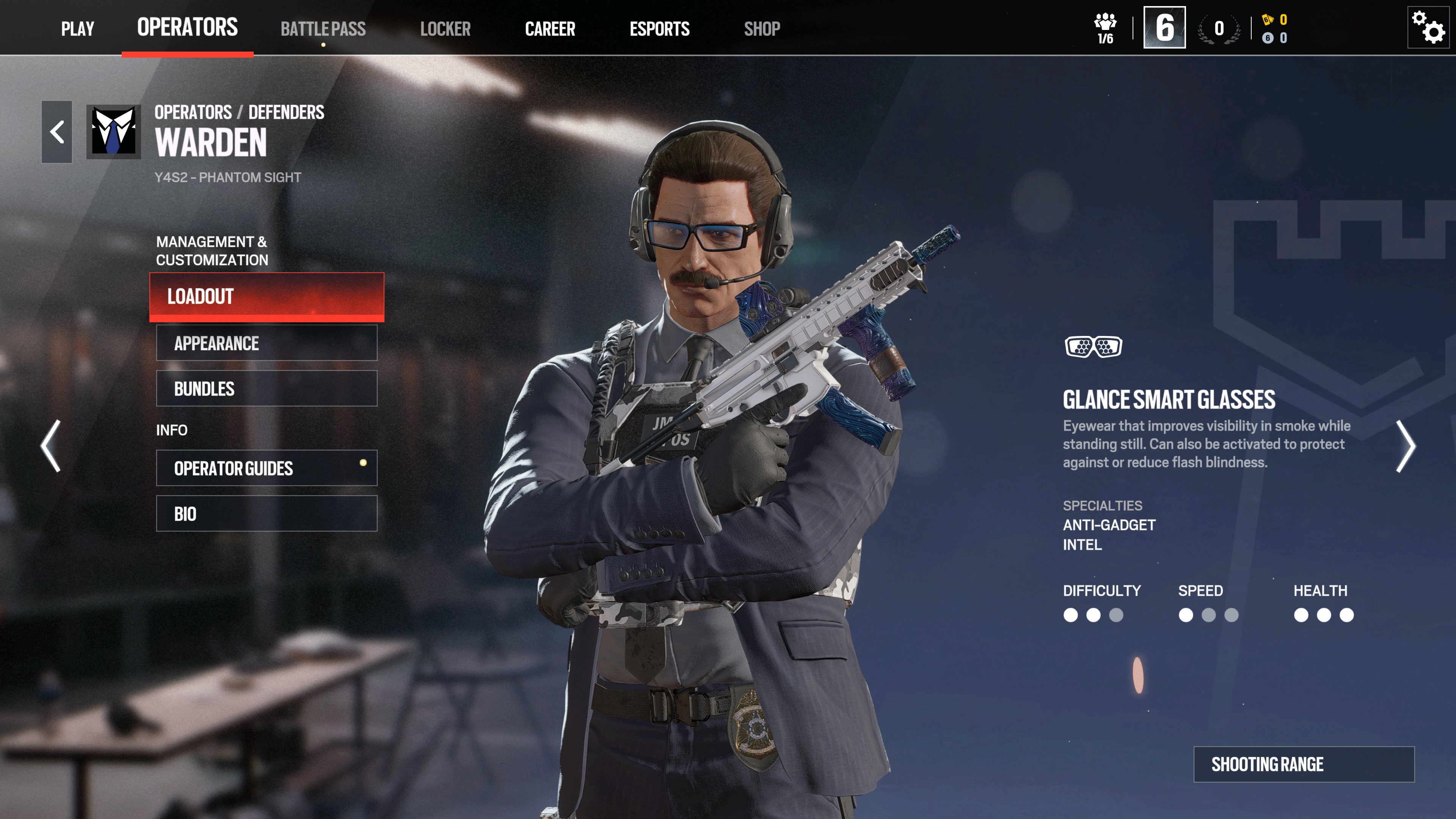 Warden in uniforme, con una pistola. Indossa occhiali e cuffie. Interfaccia di gioco visibile sullo sfondo.
