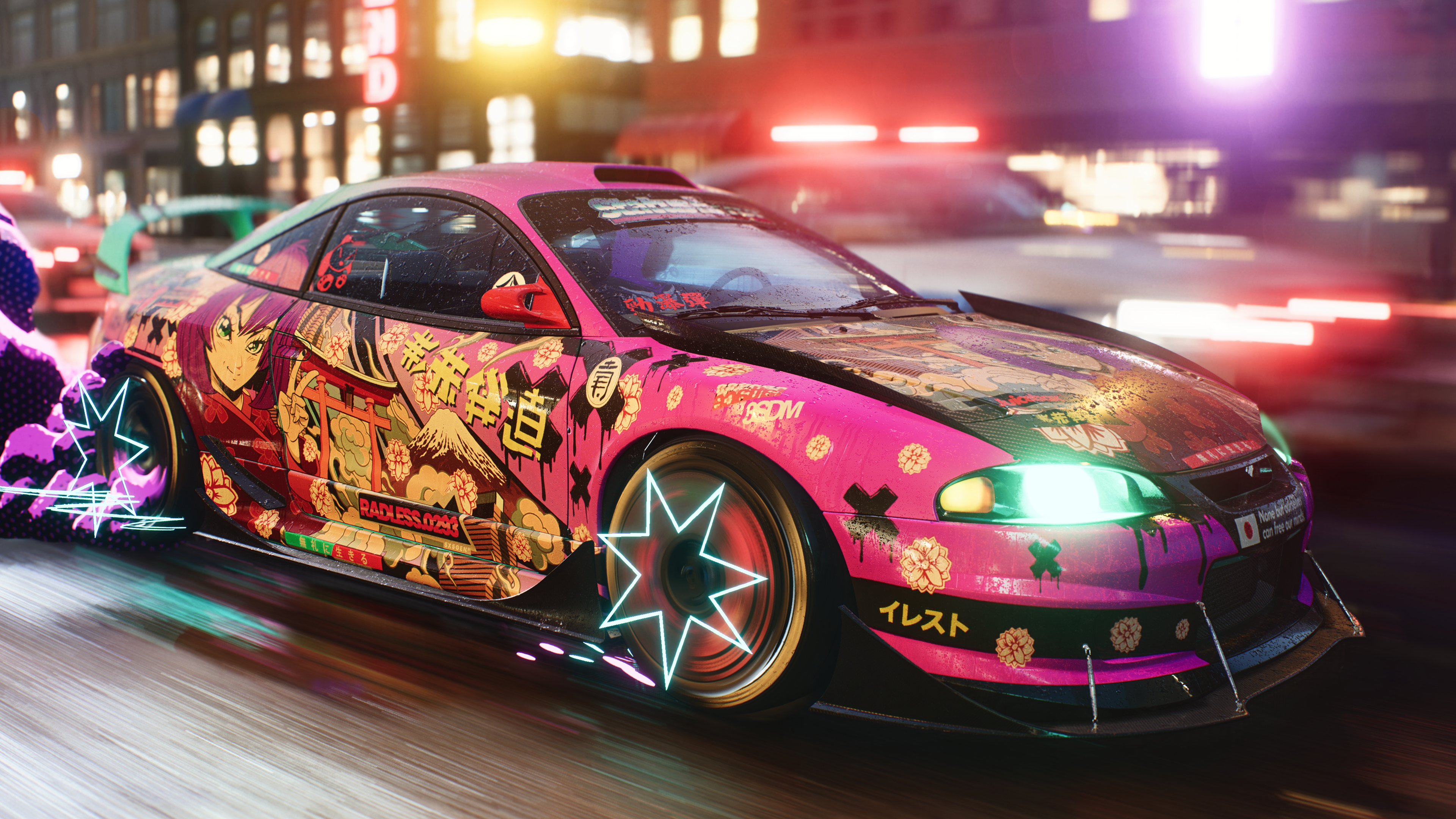 Un'auto rosa decorata con ruote al neon corre di notte. L'arte giapponese copre la superficie dell'auto. Le luci della città sono sfocate sullo sfondo.
