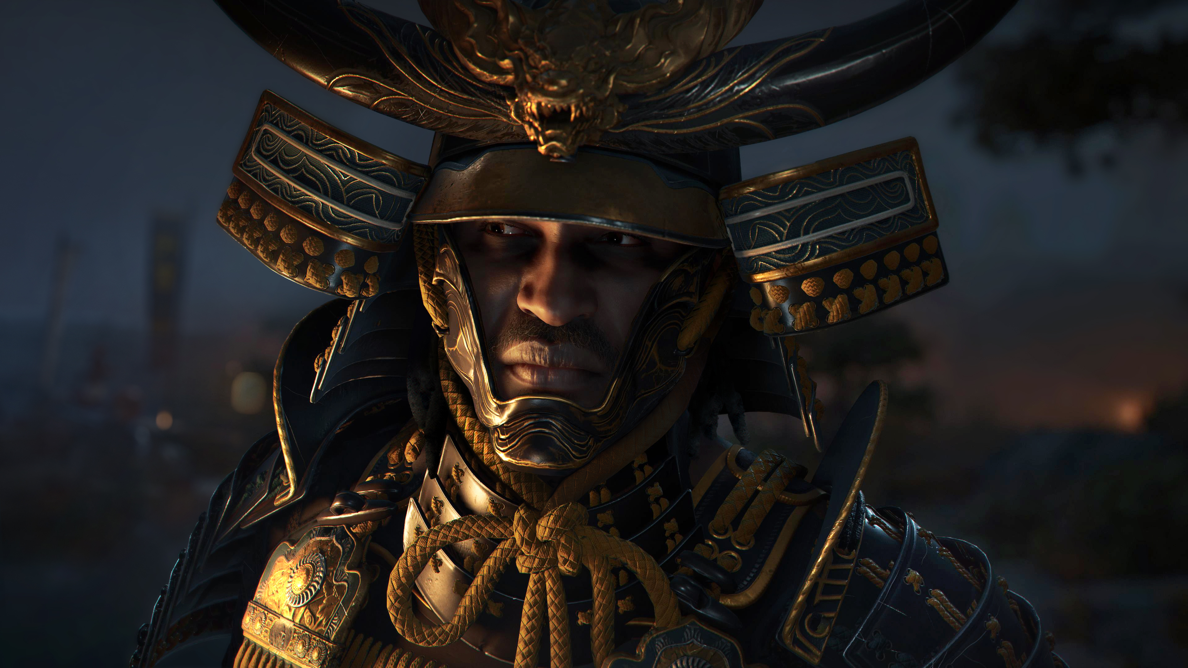 Primo piano di un samurai con armatura dettagliata. L'elmo ha un design a drago. Il samurai guarda di lato. Sfondo scuro.