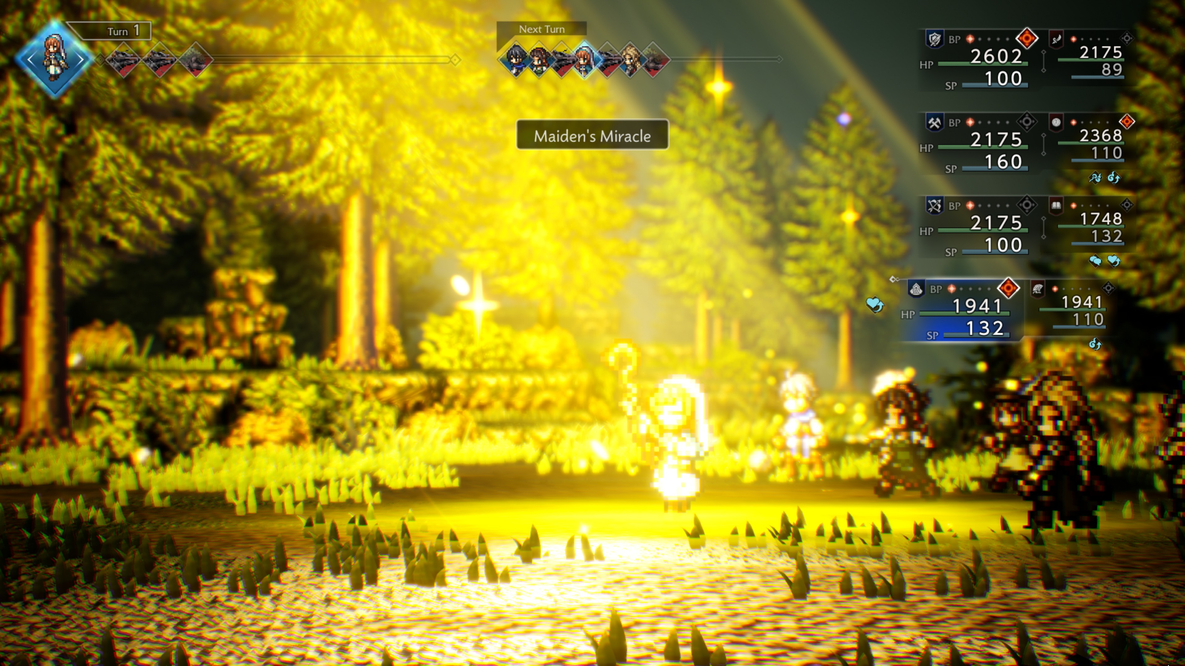 Una scena di gioco con personaggi in un ambiente forestale. Il sole splende luminoso. Vengono visualizzate caselle di testo e statistiche dei personaggi.