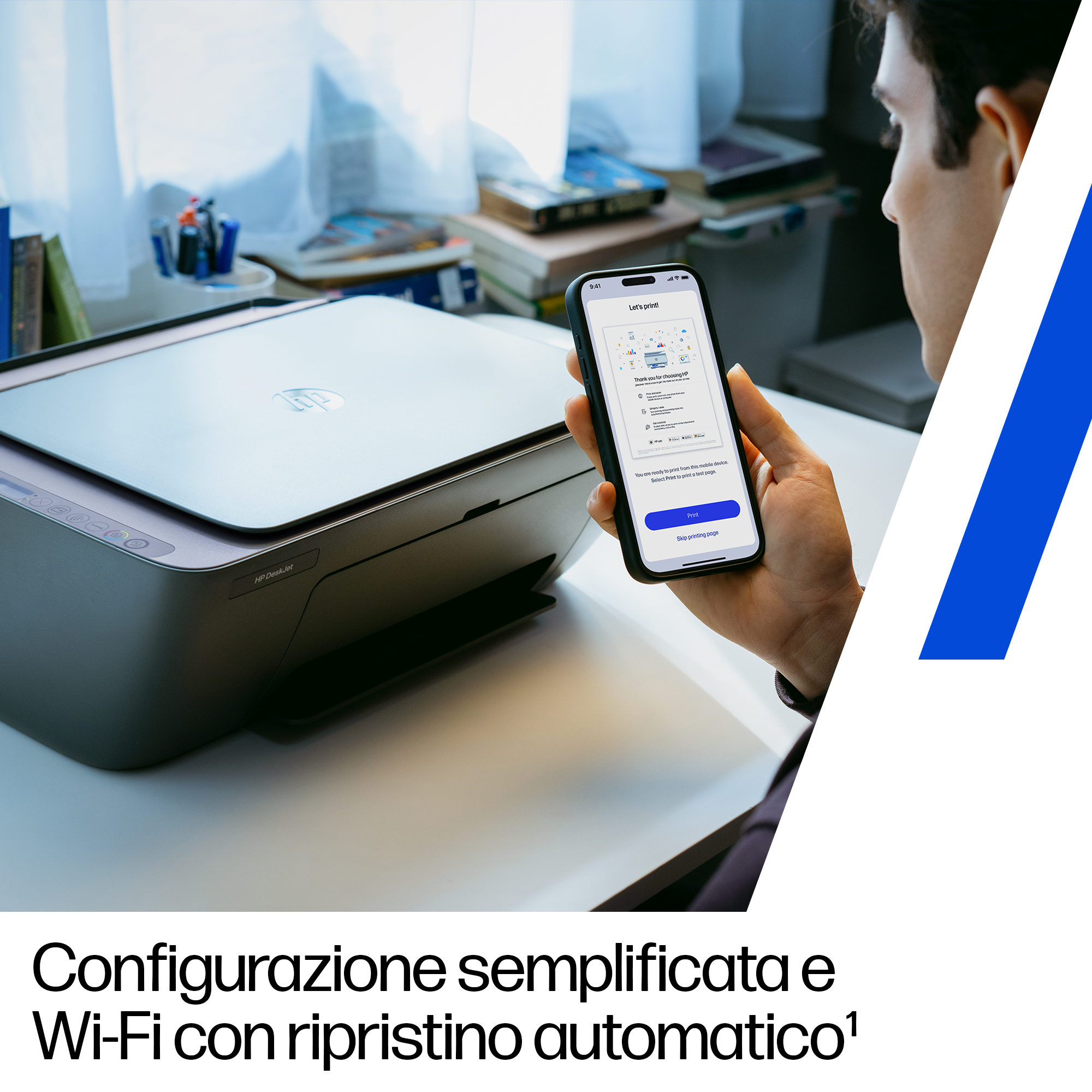 Uomo che usa il telefono per stampare da una stampante. Lo schermo del telefono mostra l'impostazione della stampante.