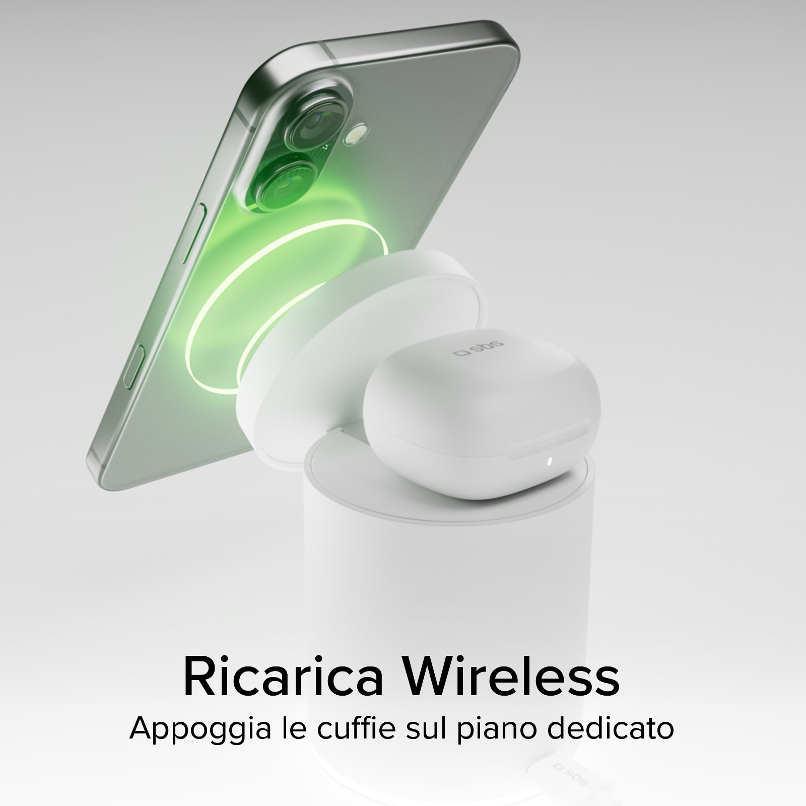 Un telefono e auricolari su un supporto di ricarica. La ricarica wireless è indicata da una luce verde.