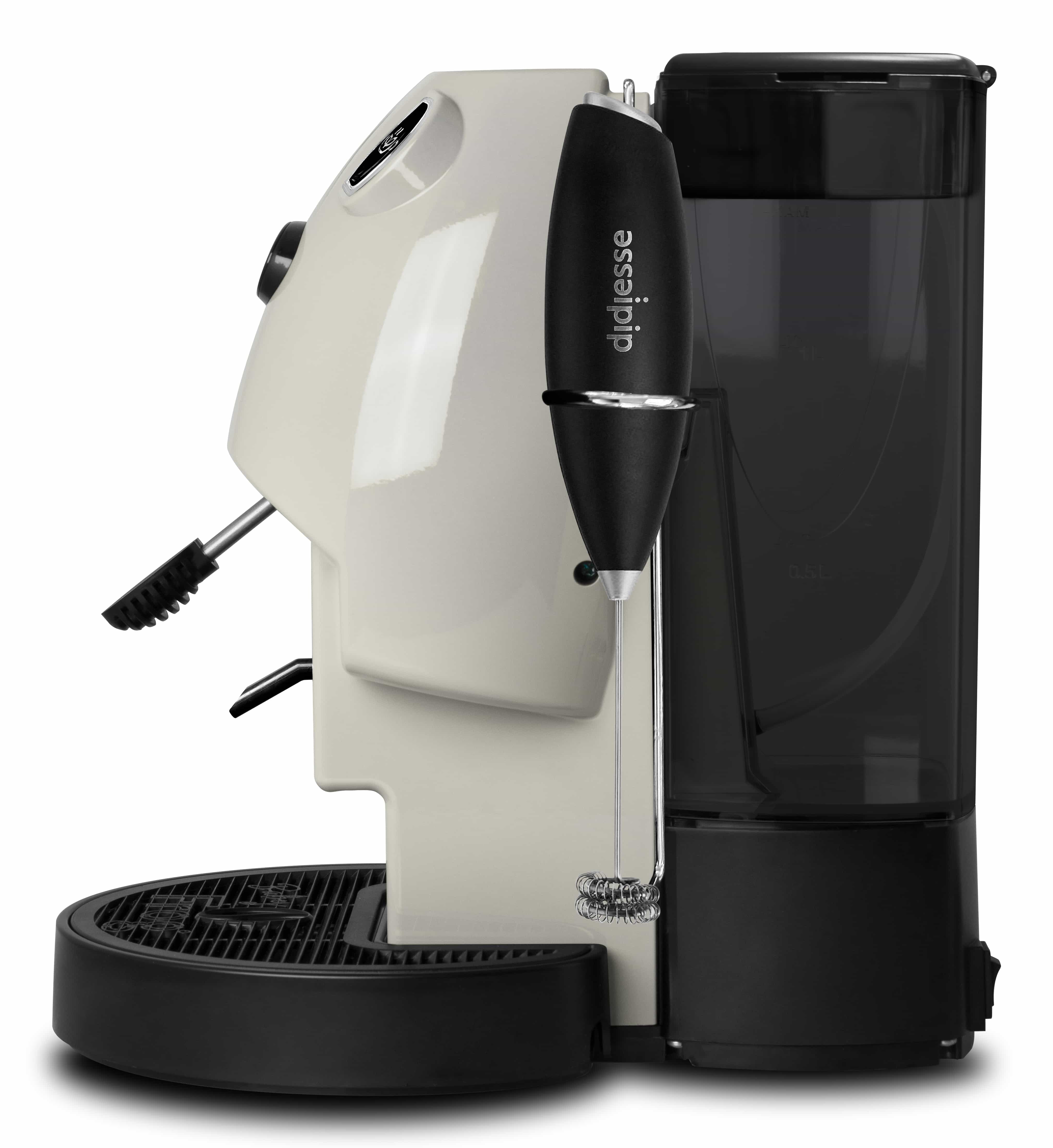 Una macchina da caffè espresso color crema con un montalatte nero e un contenitore per l'acqua. Su sfondo bianco.