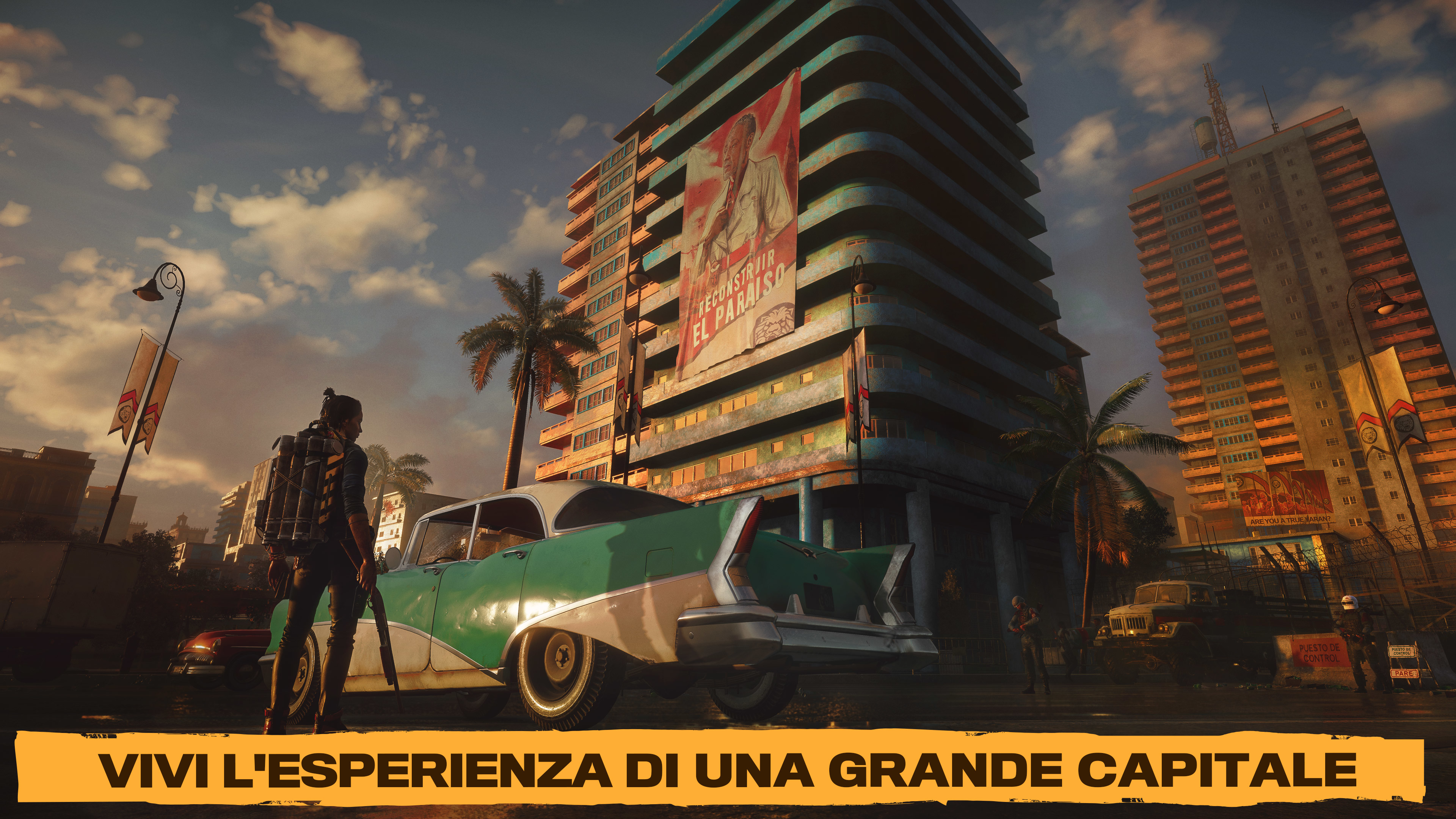 Una persona con uno zaino è in piedi vicino a un'auto verde classica in una città. Edifici e manifesti sullo sfondo.