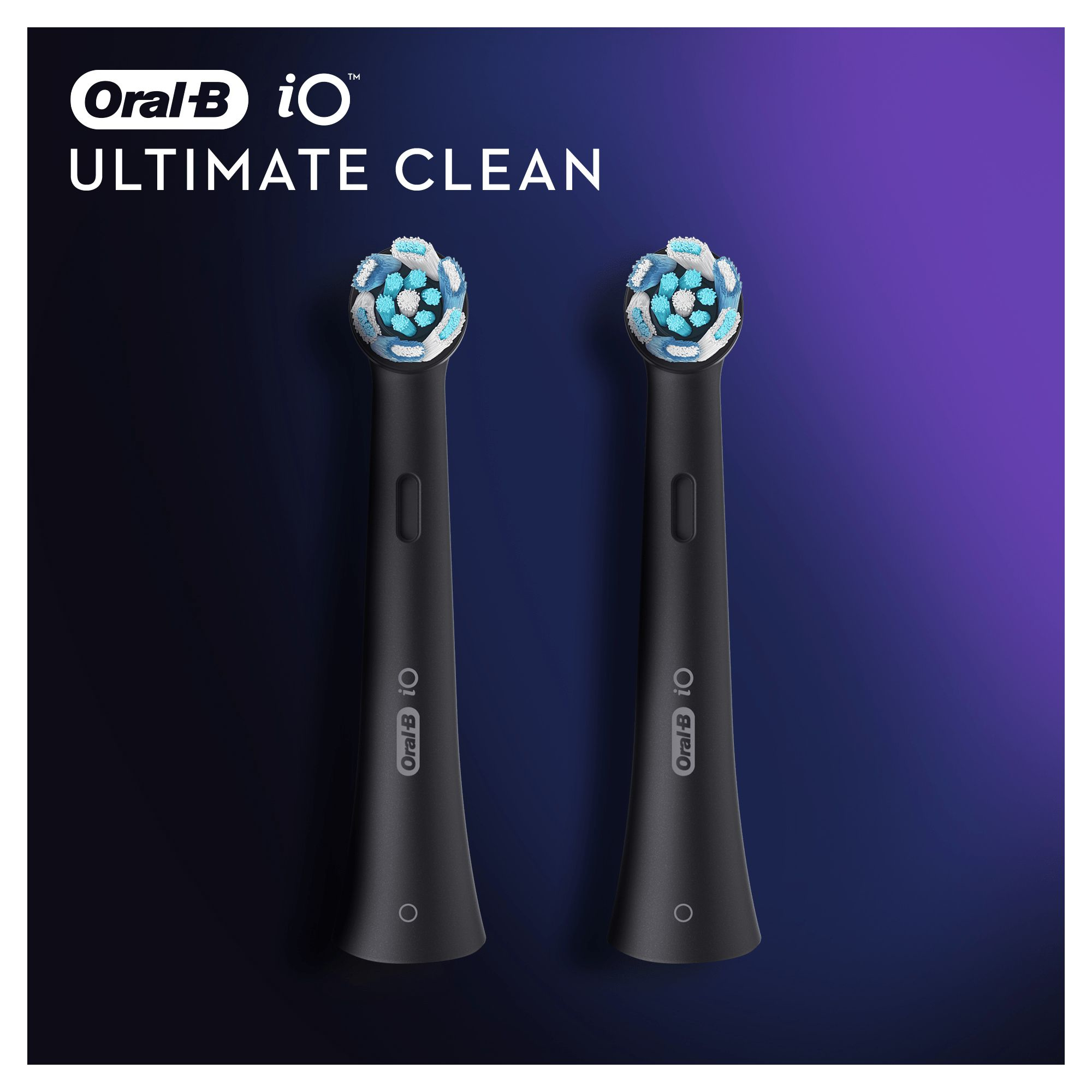 Zwei schwarze Oral-B iO Ultimate Clean Zahnbürstenköpfe. Jeder hat einen kreisförmigen Bürstenkopf mit weißen und blauen Borsten.