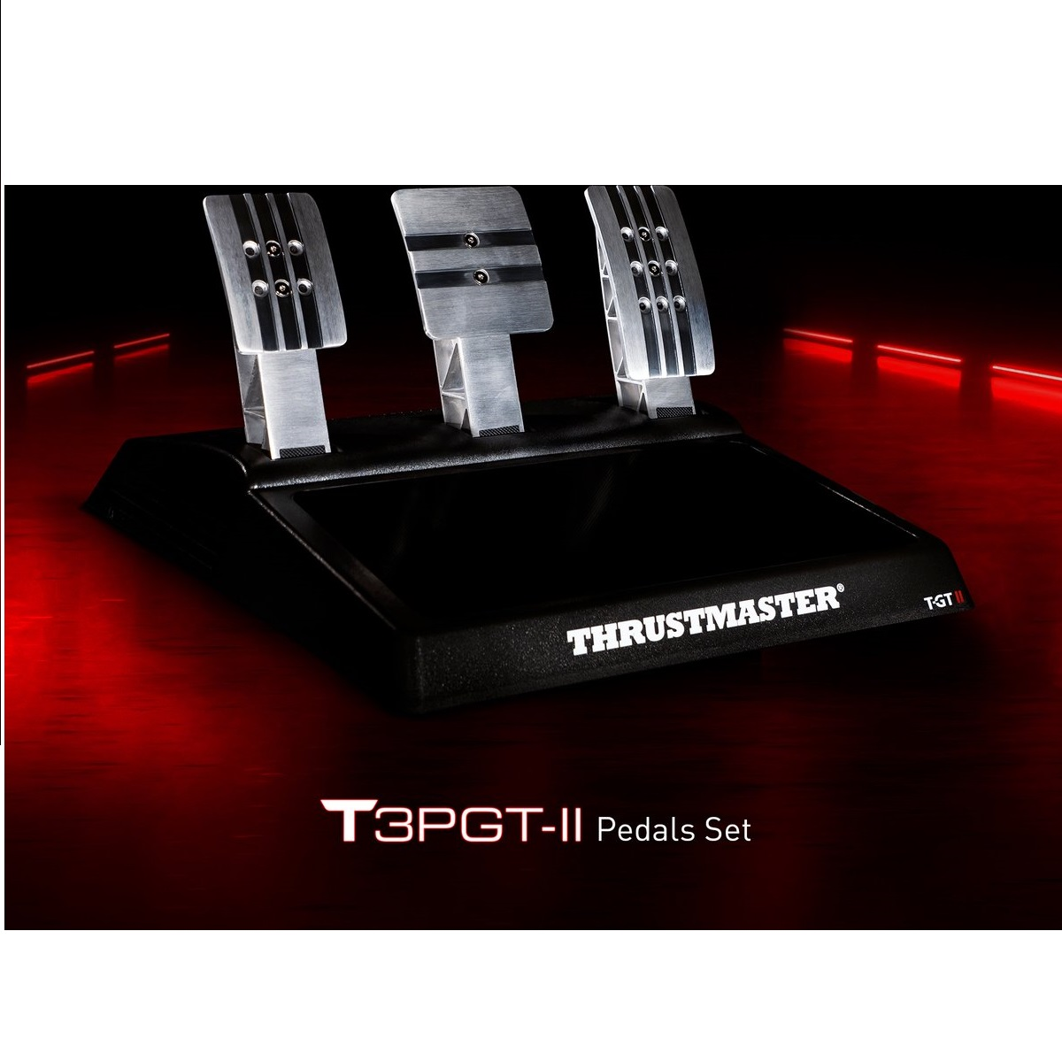 Ein Thrustmaster T3PGT-II Pedals Set. Drei silberne Pedale auf schwarzer Basis. Roter Lichteffekt im Hintergrund.