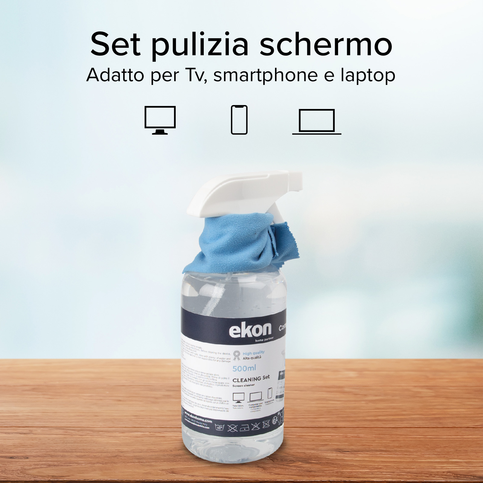 Un kit per la pulizia dello schermo con bottiglia e panno blu, adatto per TV, smartphone e laptop, su legno.