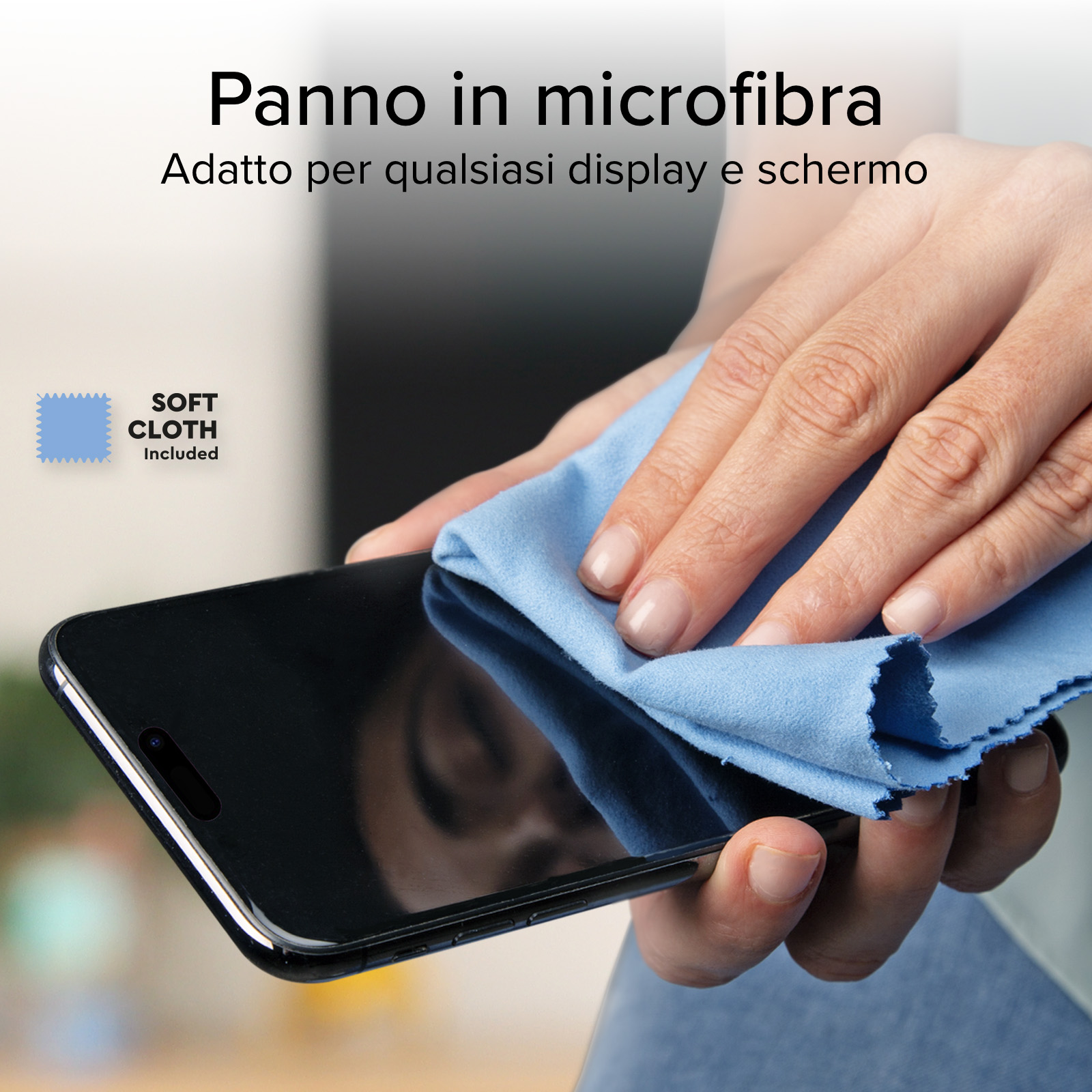 Una mano tiene un telefono pulito con un panno in microfibra blu. Testo: 'Soft Cloth Included'.