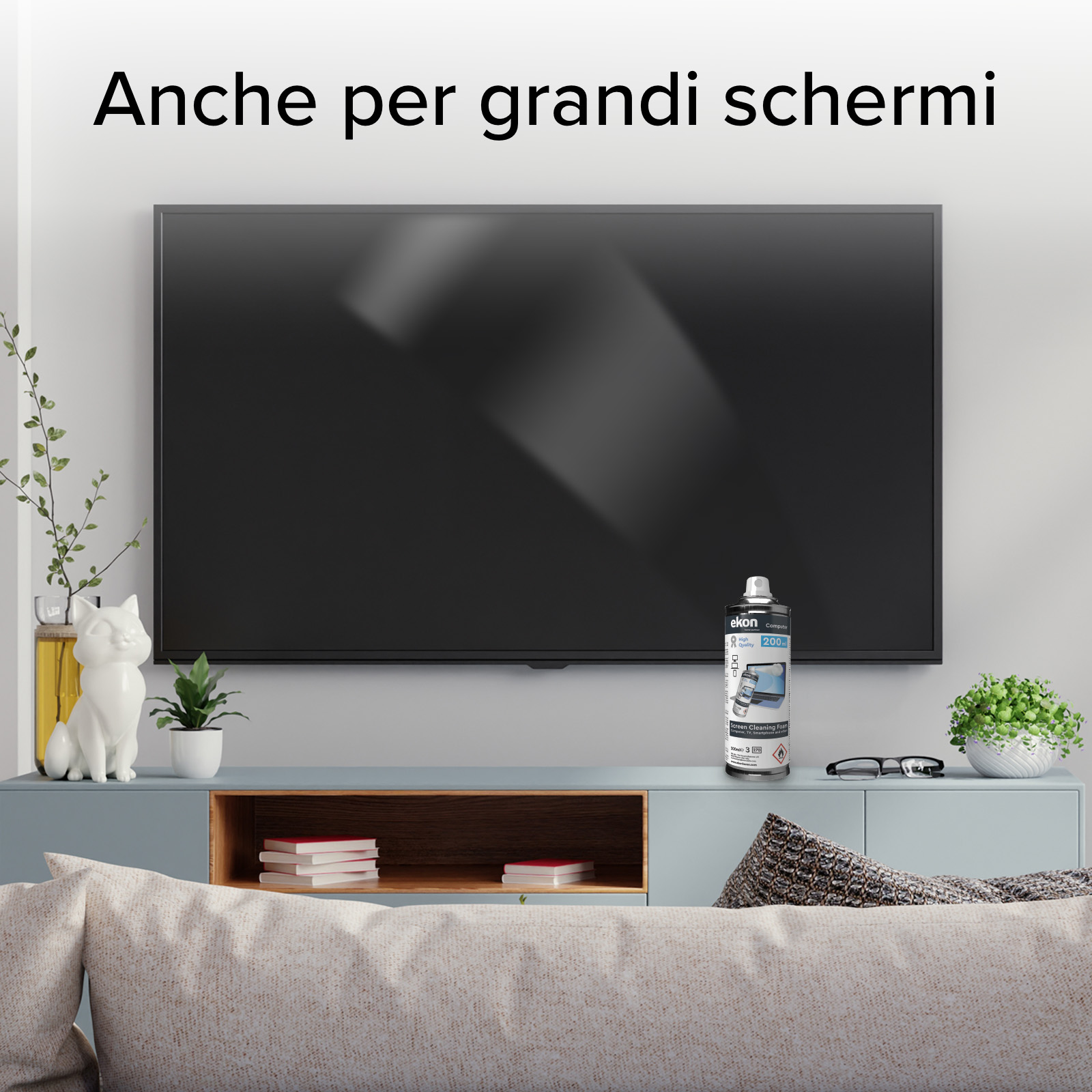 Soggiorno con TV grande. Spray per la pulizia sul mobile. Statua di gatto bianco a sinistra.
