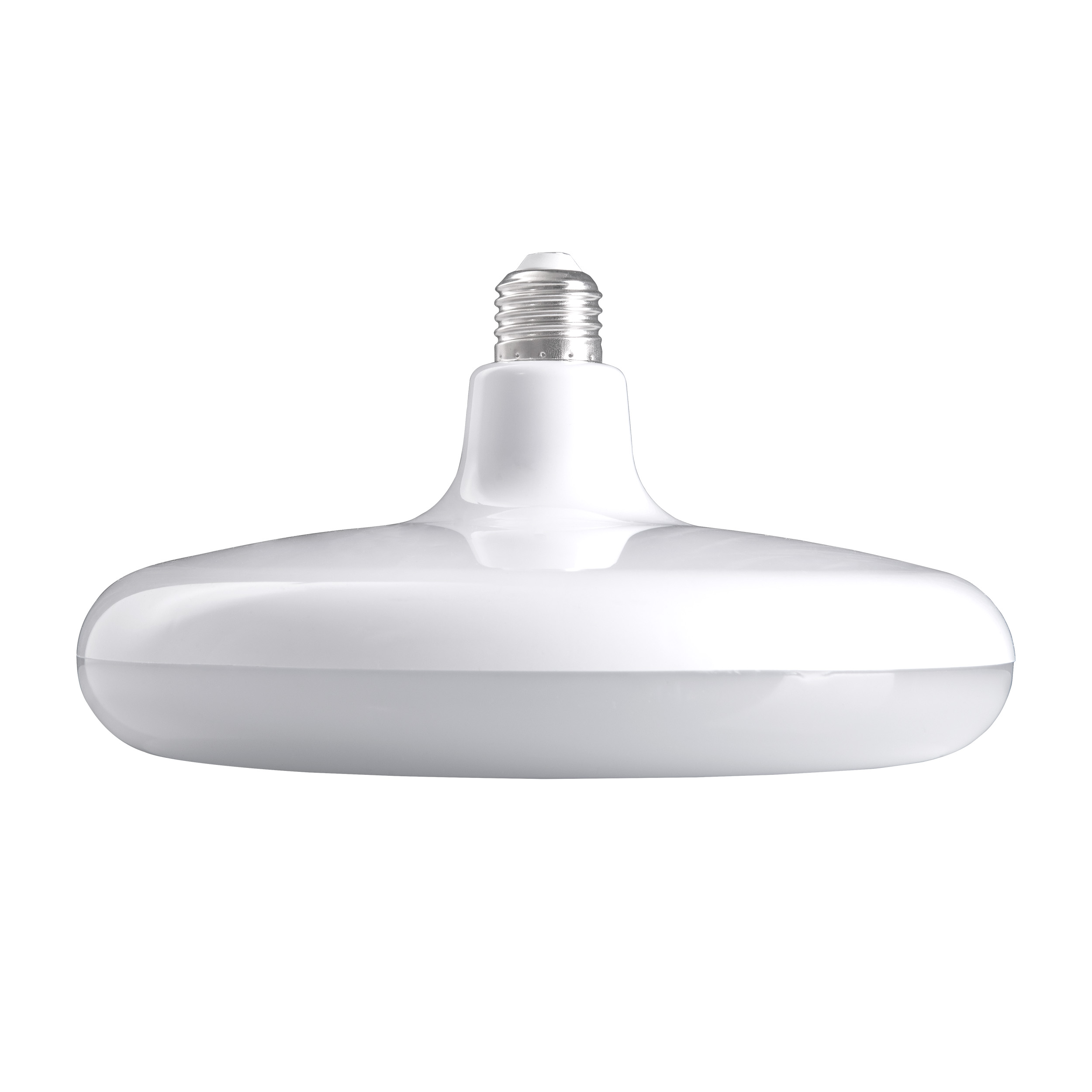 Eine weiße LED-Glühbirne mit breitem, flachem Oberteil und silbernem Schraubsockel auf weißem Hintergrund.