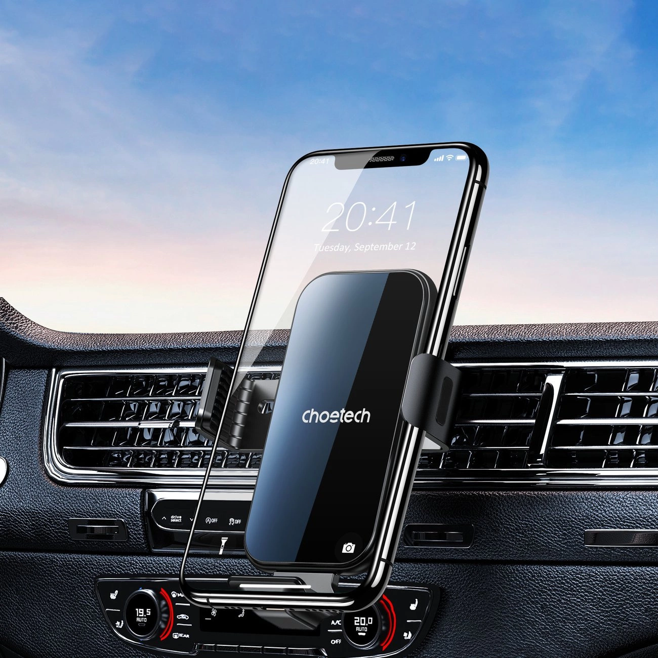 Ein Telefon ist in einem Auto montiert. Das Telefon zeigt die Uhrzeit an. Der Hintergrund zeigt das Innere des Autos und einen bewölkten Himmel.