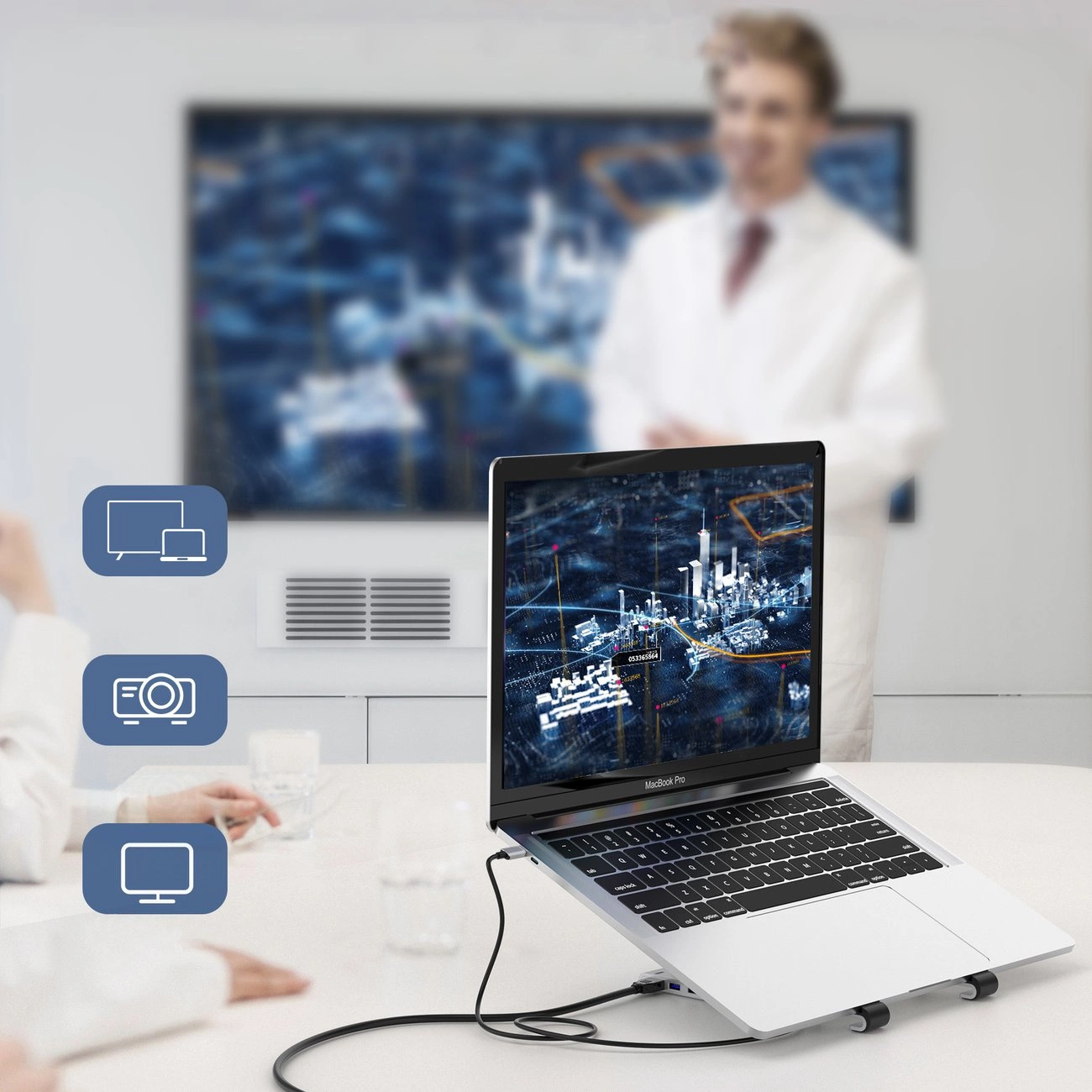 Laptop auf Ständer zeigt Stadtkarte. Mann im weißen Kittel verschwommen im Hintergrund. Kabel verbindet Laptop. Symbole links.
