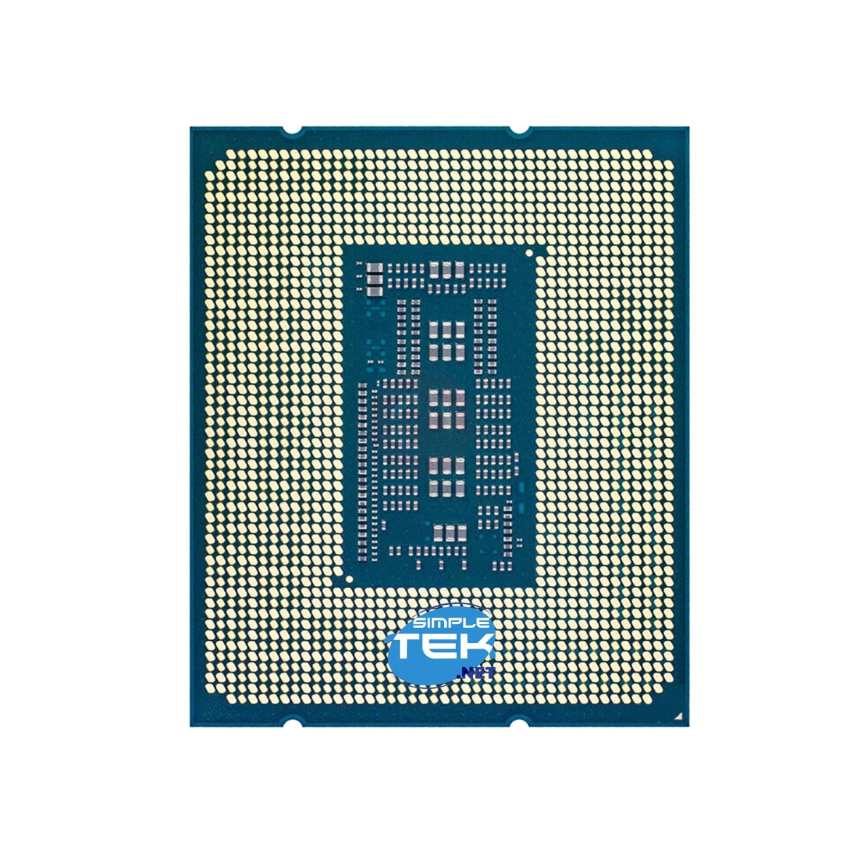 Zbliżenie na procesor. Ma kwadratowy kształt z wieloma małymi złotymi pinami i centralnym obszarem z obwodami i logo.