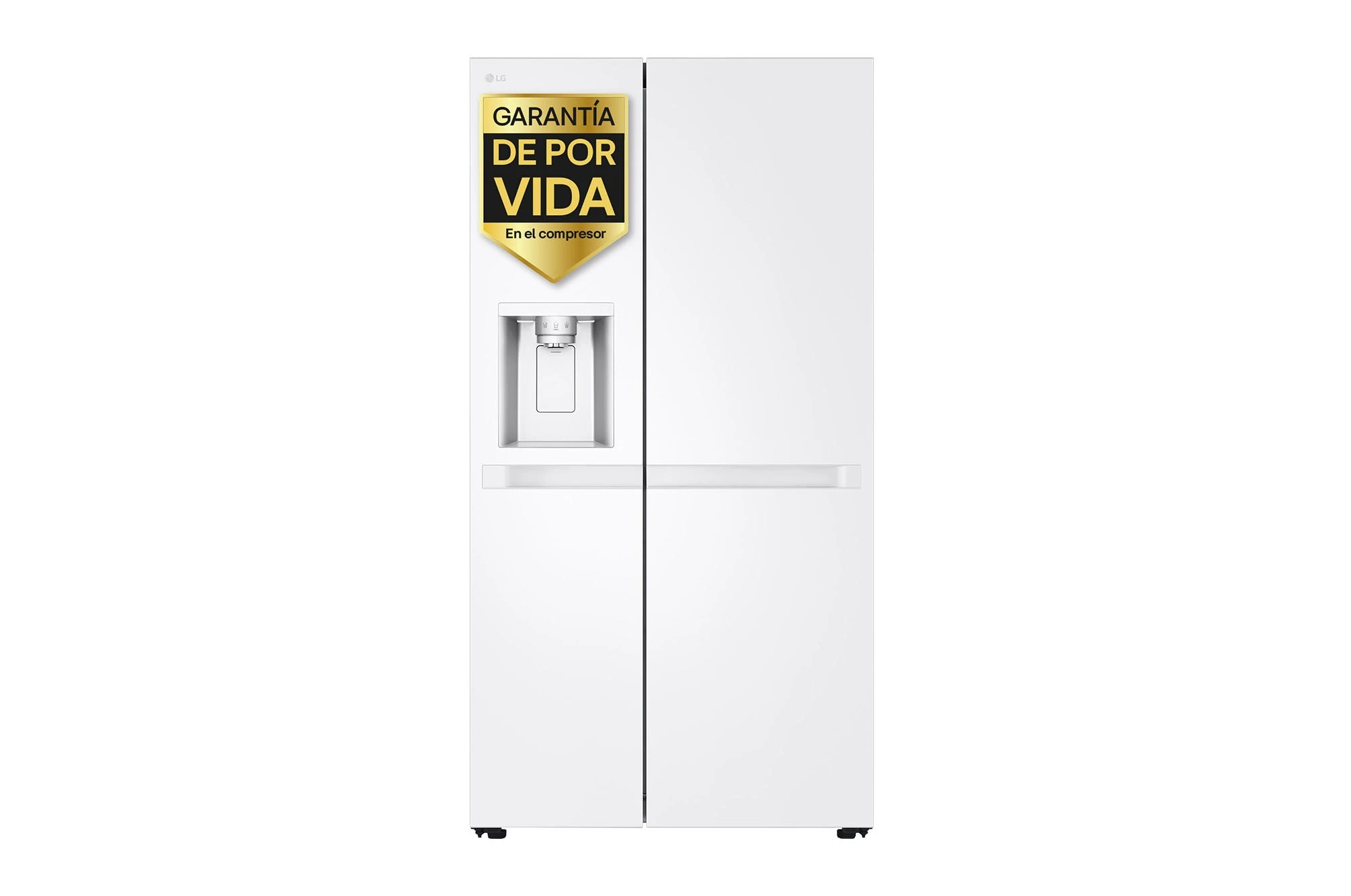 Refrigerador LG blanco con dos puertas. Tiene dispensador de agua y una pegatina de garantía dorada.
