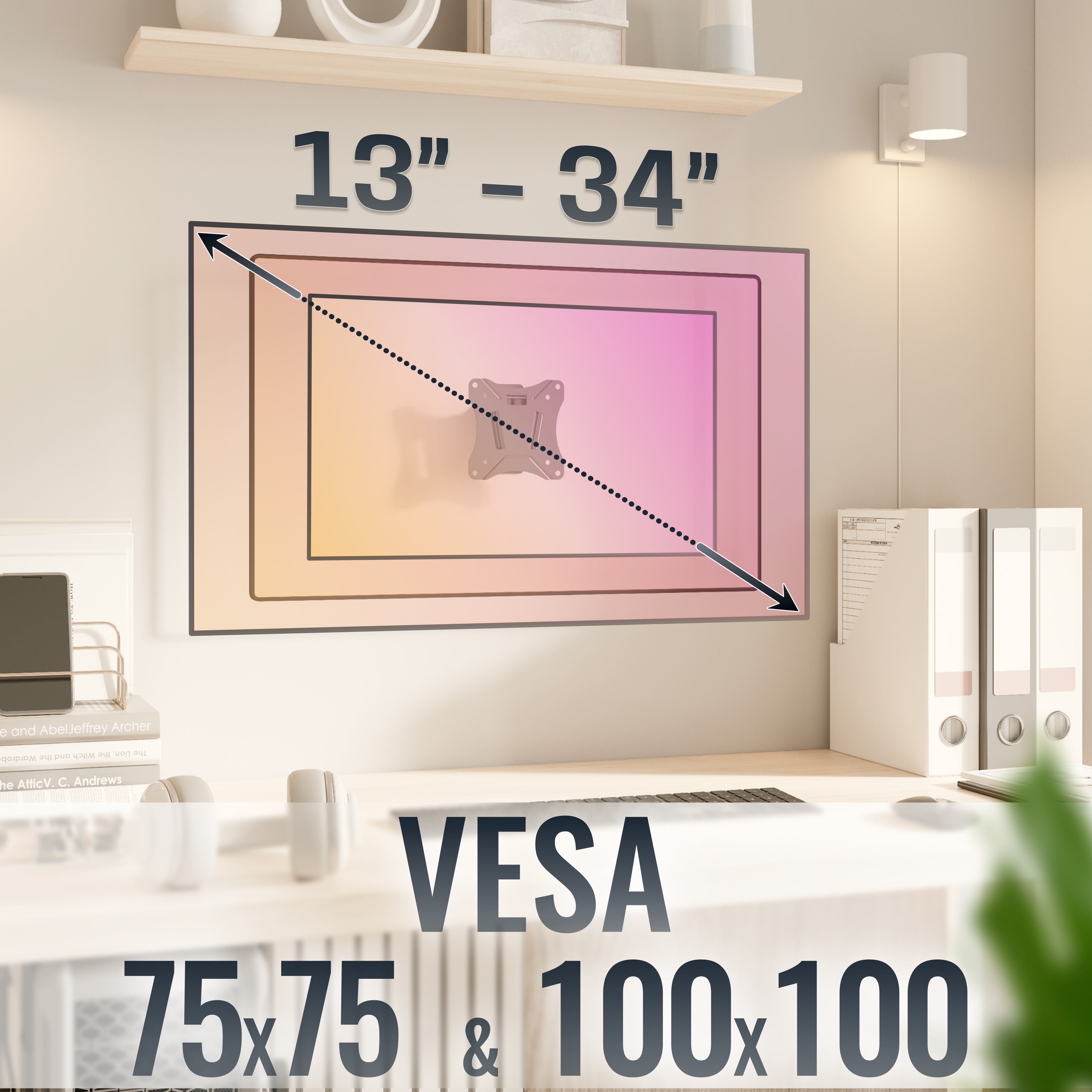 Ein Monitor an der Wand mit Text, der die Größe und VESA-Halterung anzeigt, sowie Schreibtischartikel.