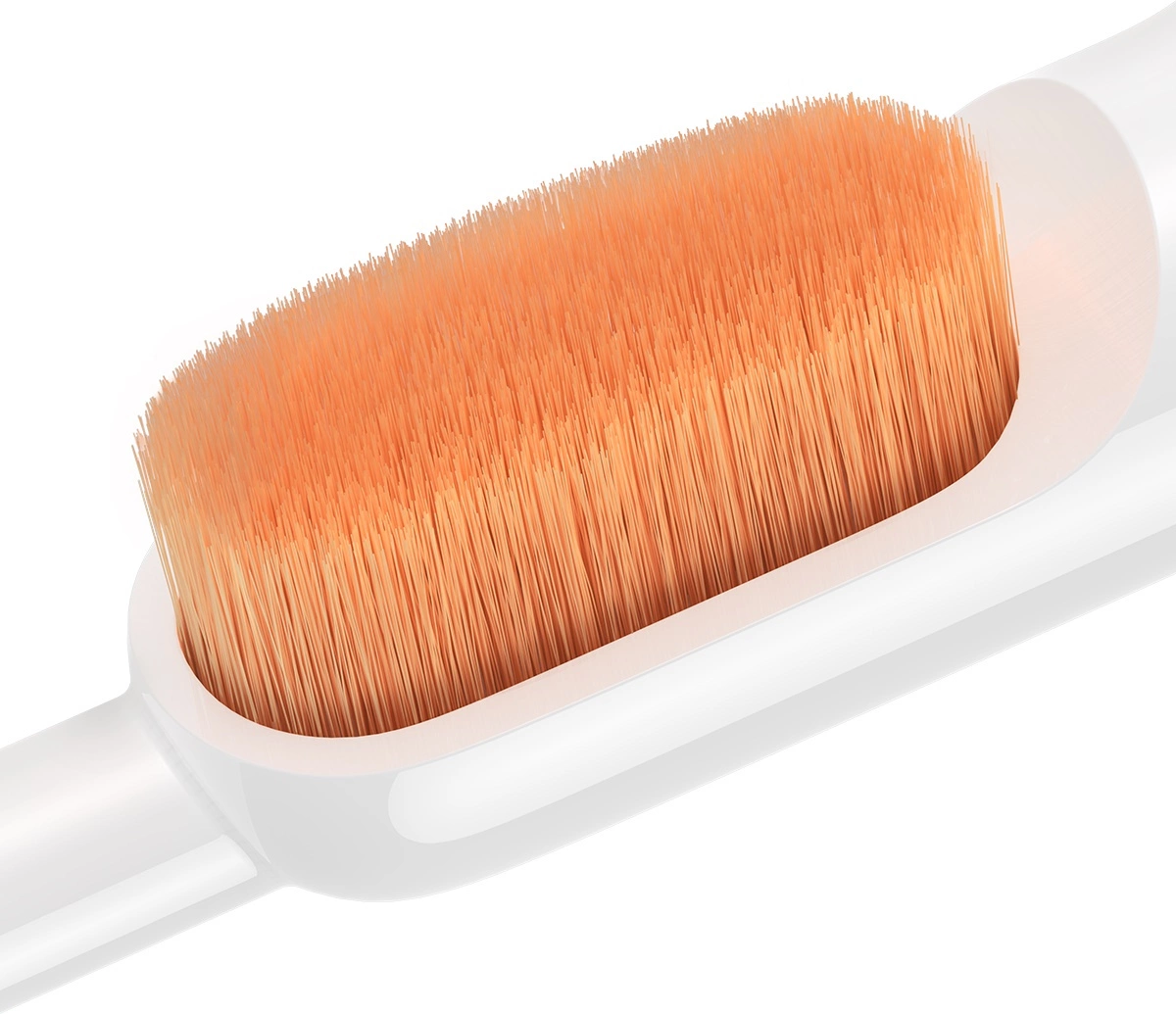 Primo piano di un pennello per il trucco. La testina è piena di setole dense e arancioni. Il manico è bianco e lo sfondo è bianco.