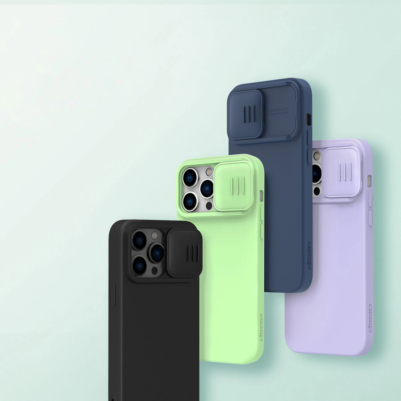 Quattro custodie per telefono nere, verdi, blu navy e viola, disposte in diagonale. Ognuna ha una copertura della fotocamera e il nome del marchio. Lo sfondo è verde chiaro.