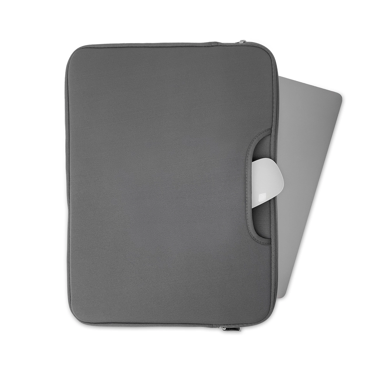 Eine graue Laptoptasche mit einem silbernen Laptop teilweise darin. Eine weiße Maus befindet sich in einer Seitentasche, isoliert auf Weiß.