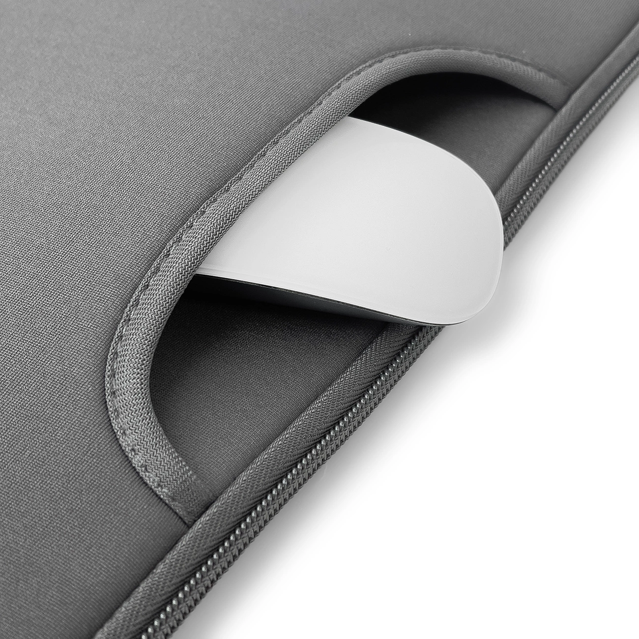 Eine graue Laptoptasche mit einer weißen Maus, die sich teilweise darin befindet. Die Tasche hat einen Griffausschnitt und einen Reißverschluss.