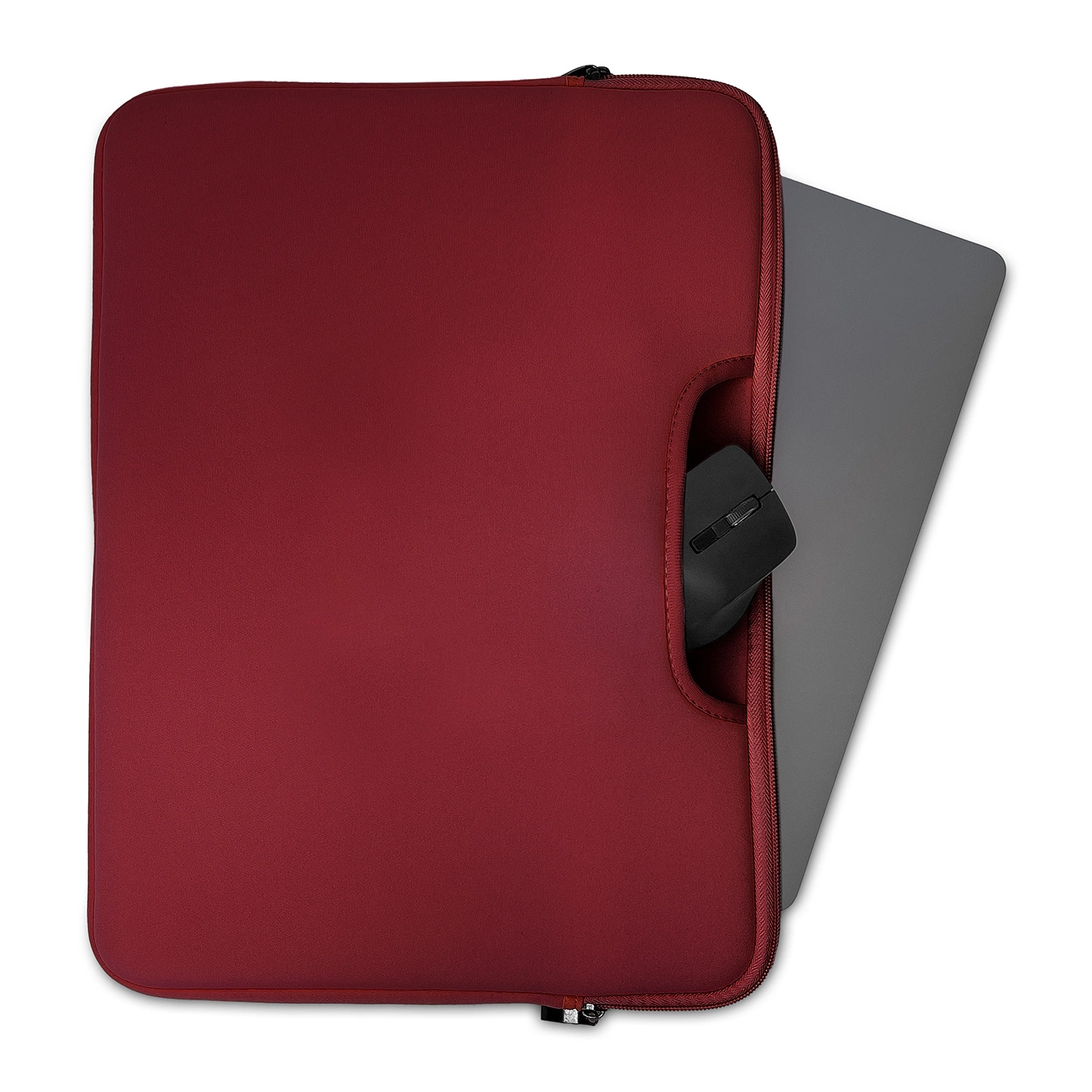 Eine burgunderfarbene Laptoptasche mit einem grauen Laptop und einer schwarzen Maus. Die Tasche hat einen Reißverschluss und einen Griffausschnitt.
