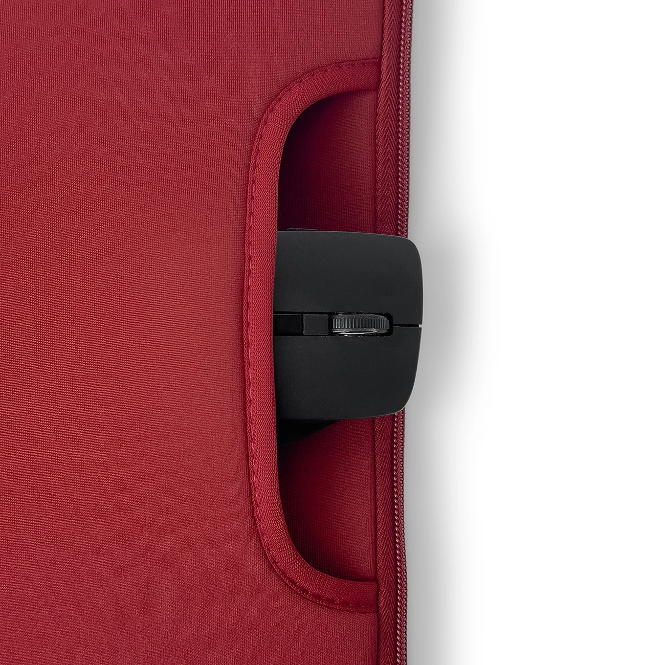 Eine schwarze Computermaus, die teilweise in eine rote Tragetasche eingesetzt ist. Die Tasche ist offen, und das Mausrad ist zu sehen.