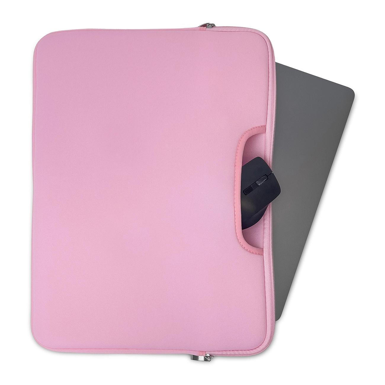 Eine rosa Laptoptasche mit einer schwarzen Maus in der Tasche und einem grauen Laptop, der herauslugt. Alles auf weißem Hintergrund.