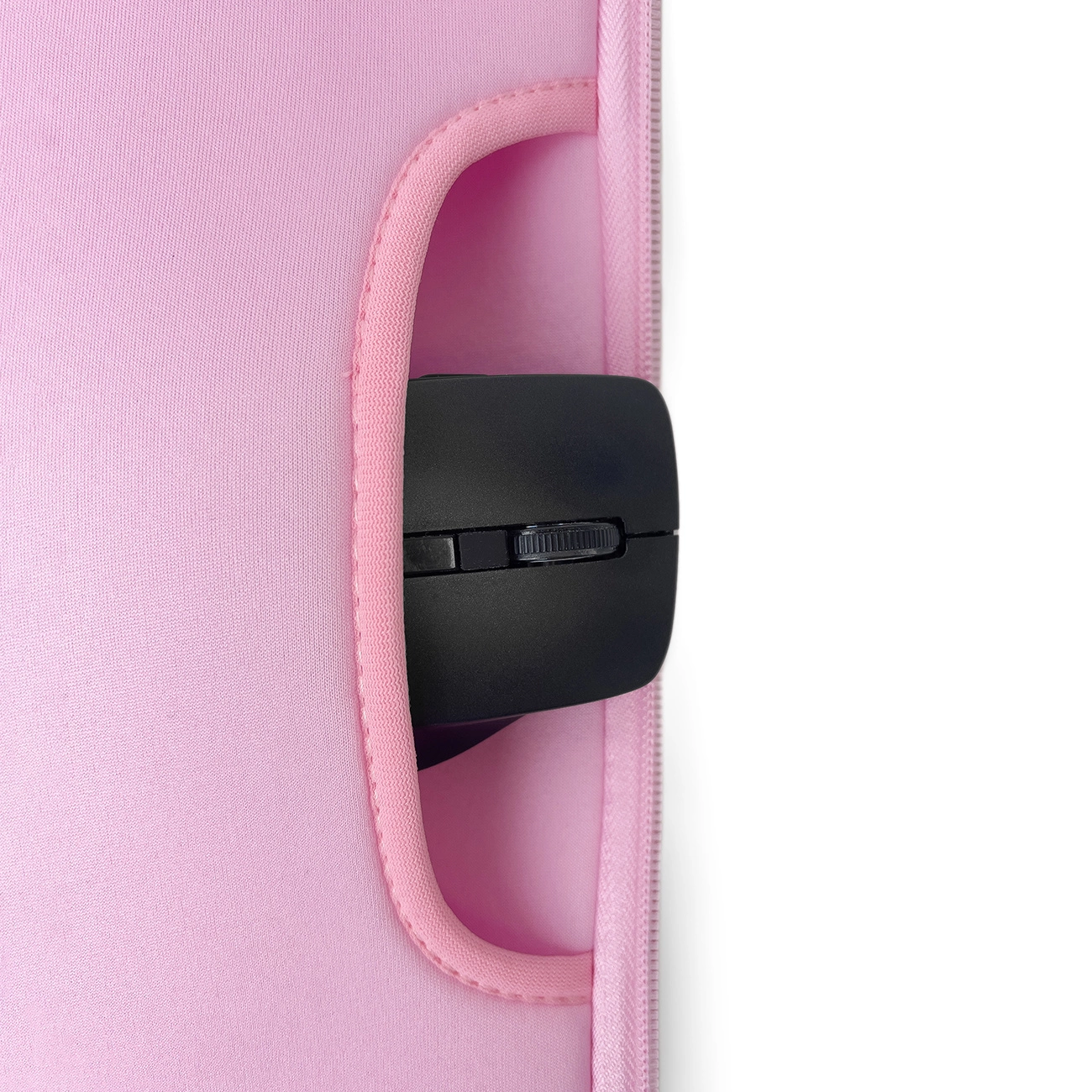 Eine schwarze Computermaus befindet sich in einer rosa Mauspadtasche. Das Mauspade hat einen hellrosa Reißverschluss und einen weißen Hintergrund.