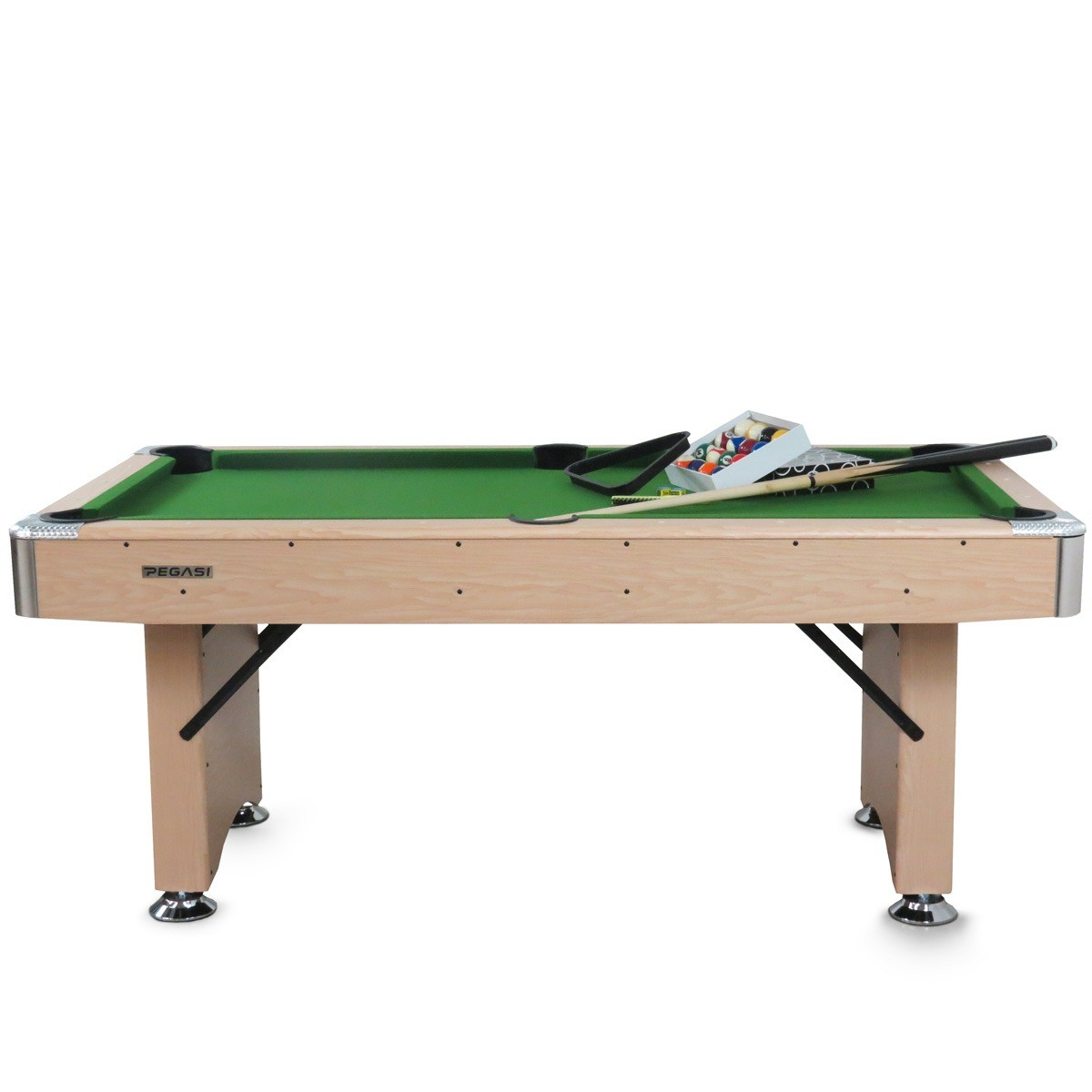 Een pooltafel met groen vilt, houten frame en een set biljartballen. Een keu en een driehoek liggen op de tafel.