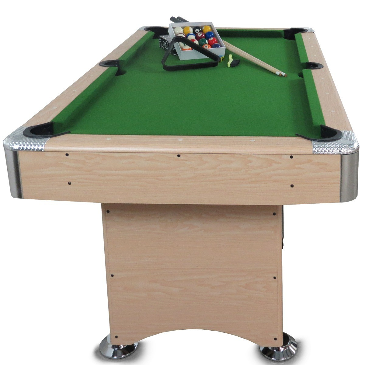Een pooltafel met groen vilt, ballen, een keu en een driehoek. De tafel is licht hout met zwarte pockets en zilveren accenten.