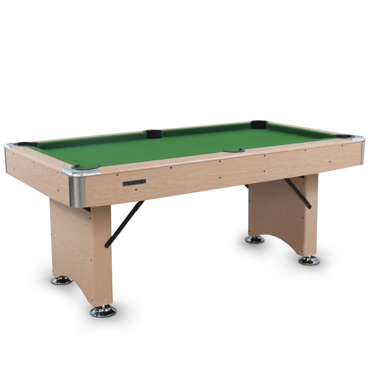 Een pooltafel met groen vilt en een licht houten frame. Hij heeft vier poten, chromen voeten en zwarte pockets. De achtergrond is wit.