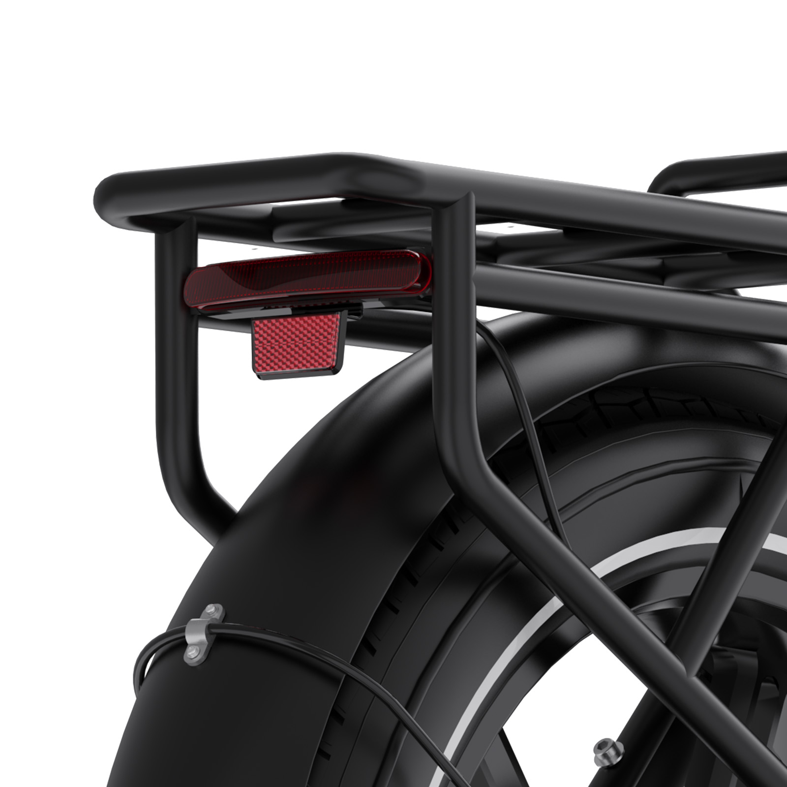 Primo piano di un portapacchi nero con catarifrangente rosso. Sono visibili anche uno pneumatico e un parafango neri.