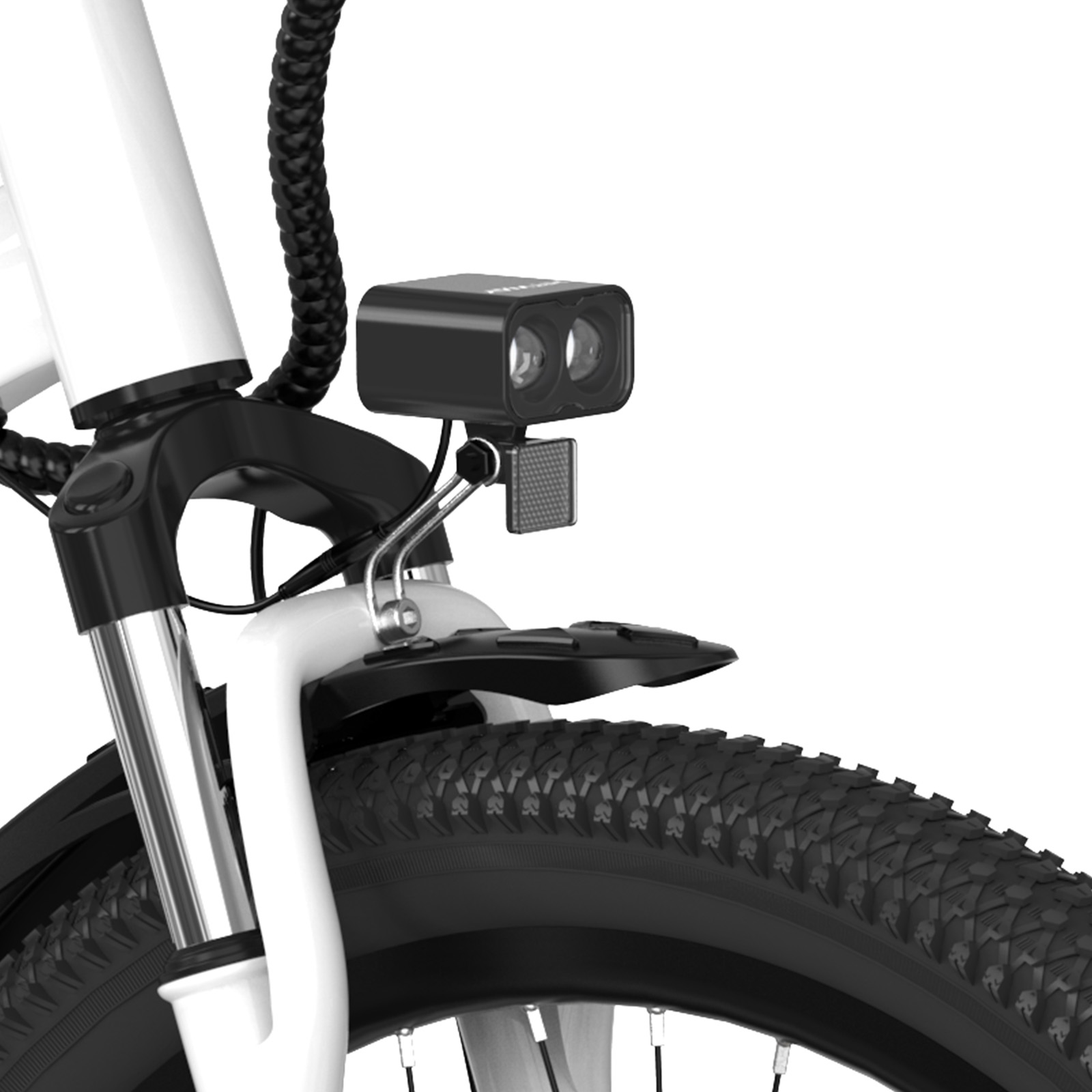 Primo piano della parte anteriore di una bicicletta. Include un faro nero, un riflettore, uno pneumatico nero e un telaio bianco.