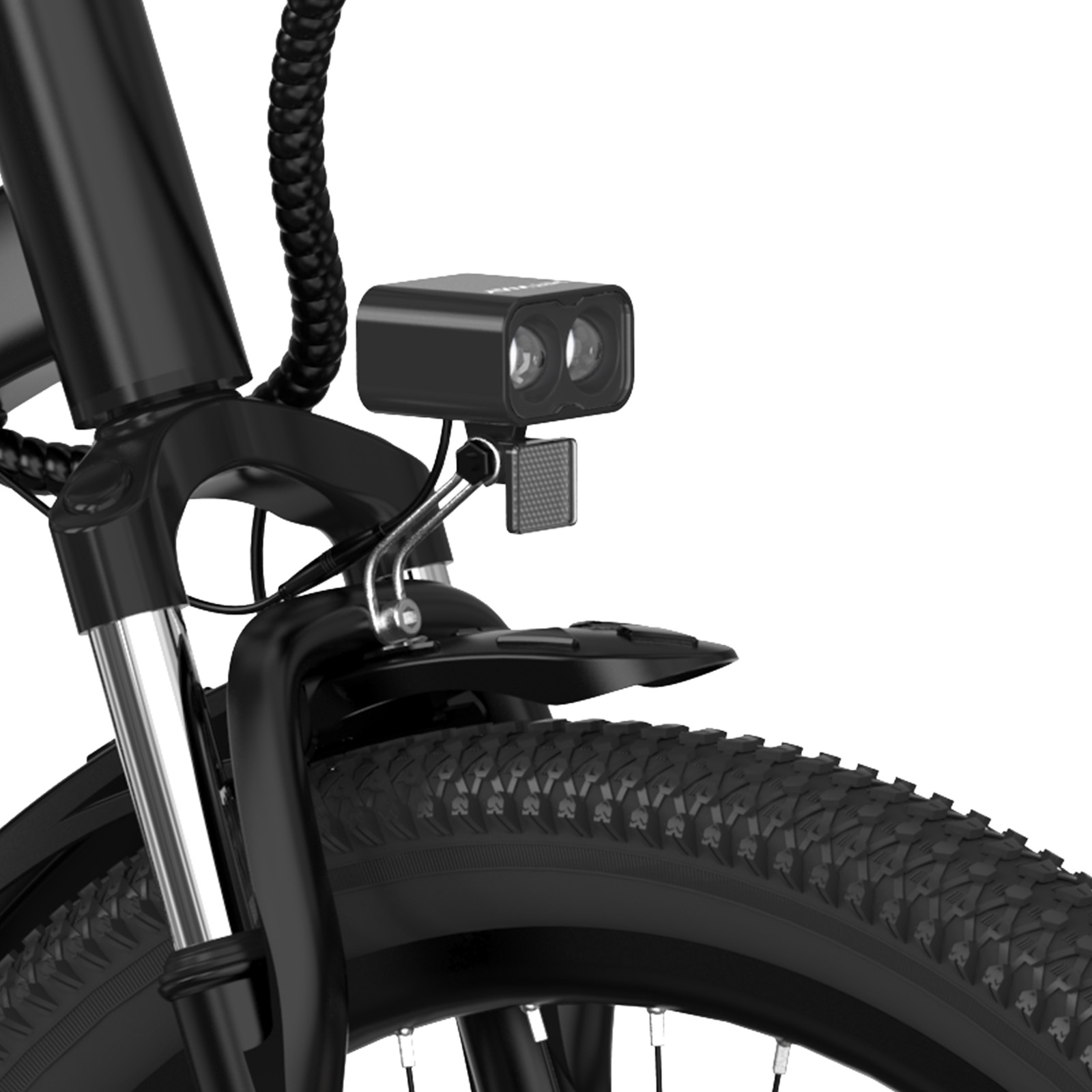 Primo piano della parte anteriore di una bicicletta nera con luce, pneumatico e parafango. Sfondo bianco.