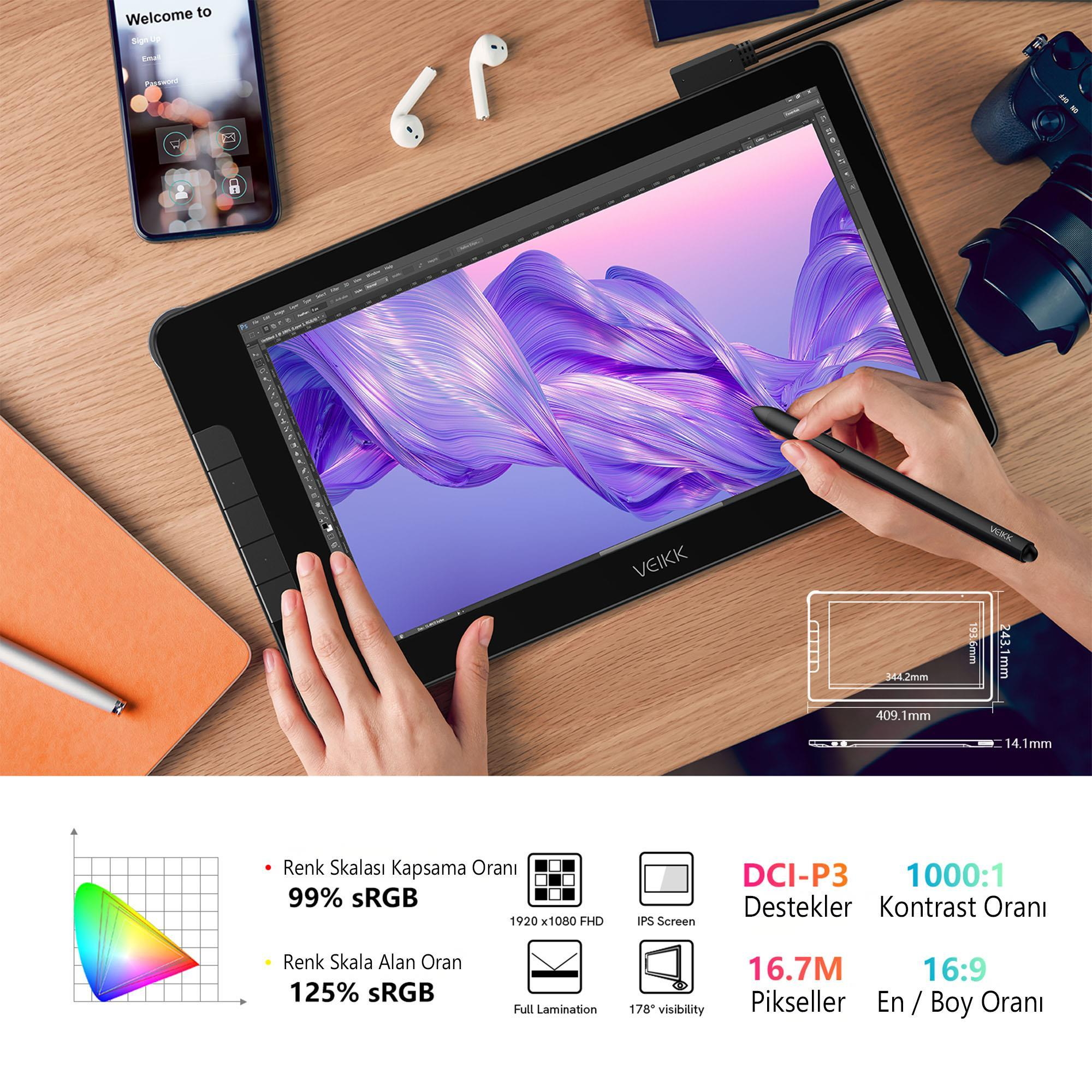 Ahşap bir masanın üzerinde bir kalemle bir grafik tableti var. Bir telefon, kulaklık ve bir kamera da mevcut.