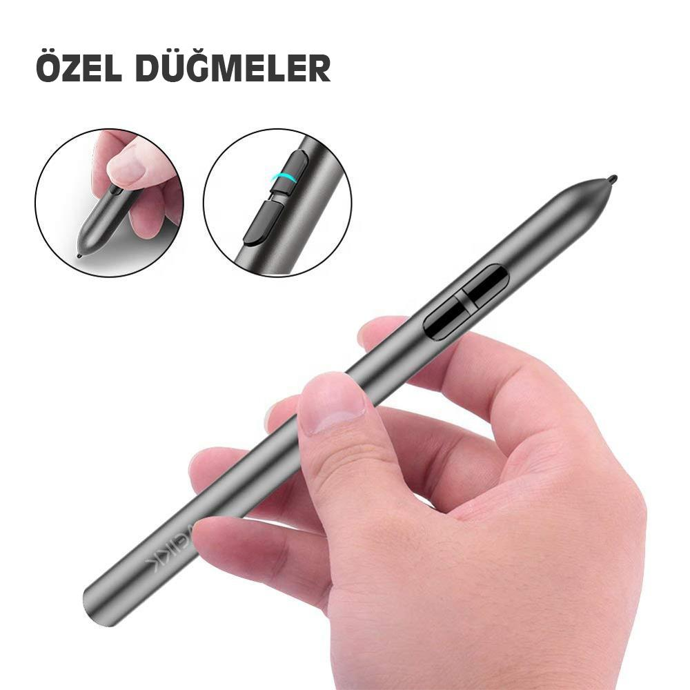 Bir el, siyah düğmeli gümüş bir kalem tutuyor, kalem detaylarının ve Türkçe metnin yer aldığı görüntülerle.