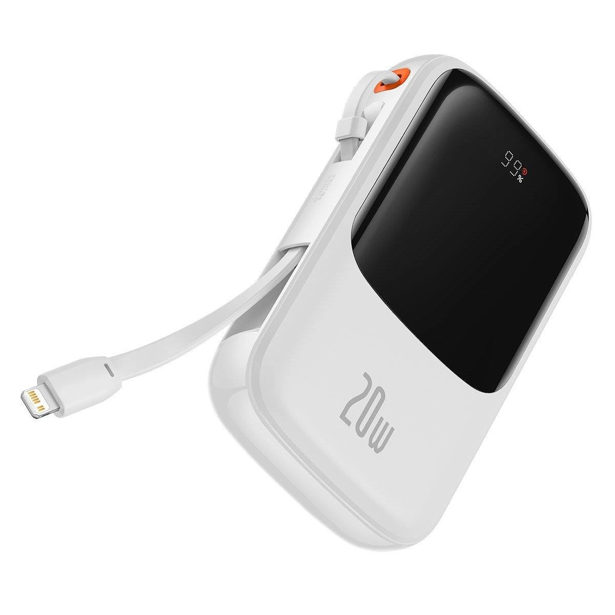 Biały power bank z czarnym ekranem pokazującym 99%. Dołączony jest biały kabel ze złączem Lightning. Power bank ma 20W.